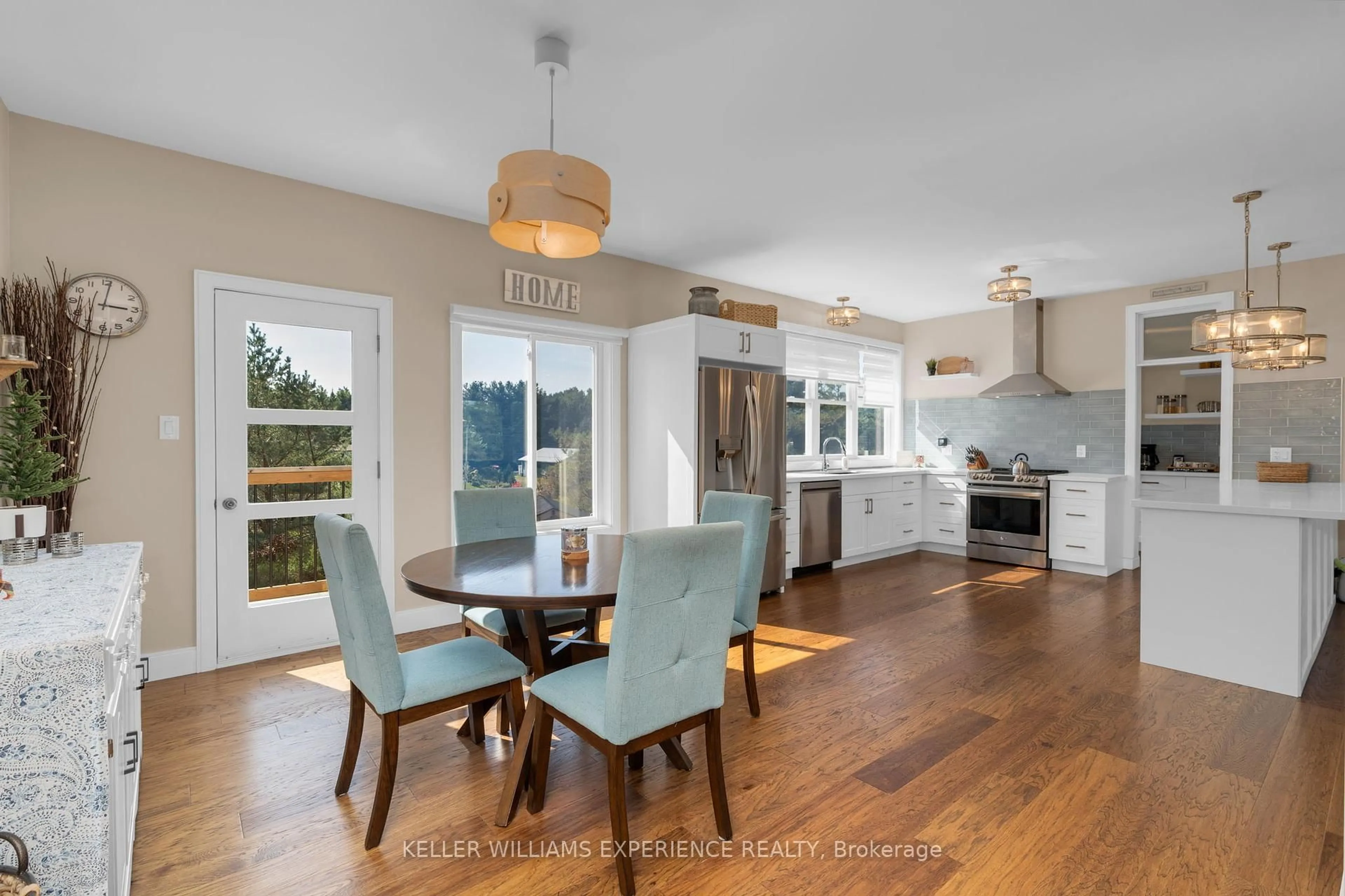 Open concept kitchen, wood/laminate floor for 153 Rue Eric, Tiny Ontario L9M 0H1