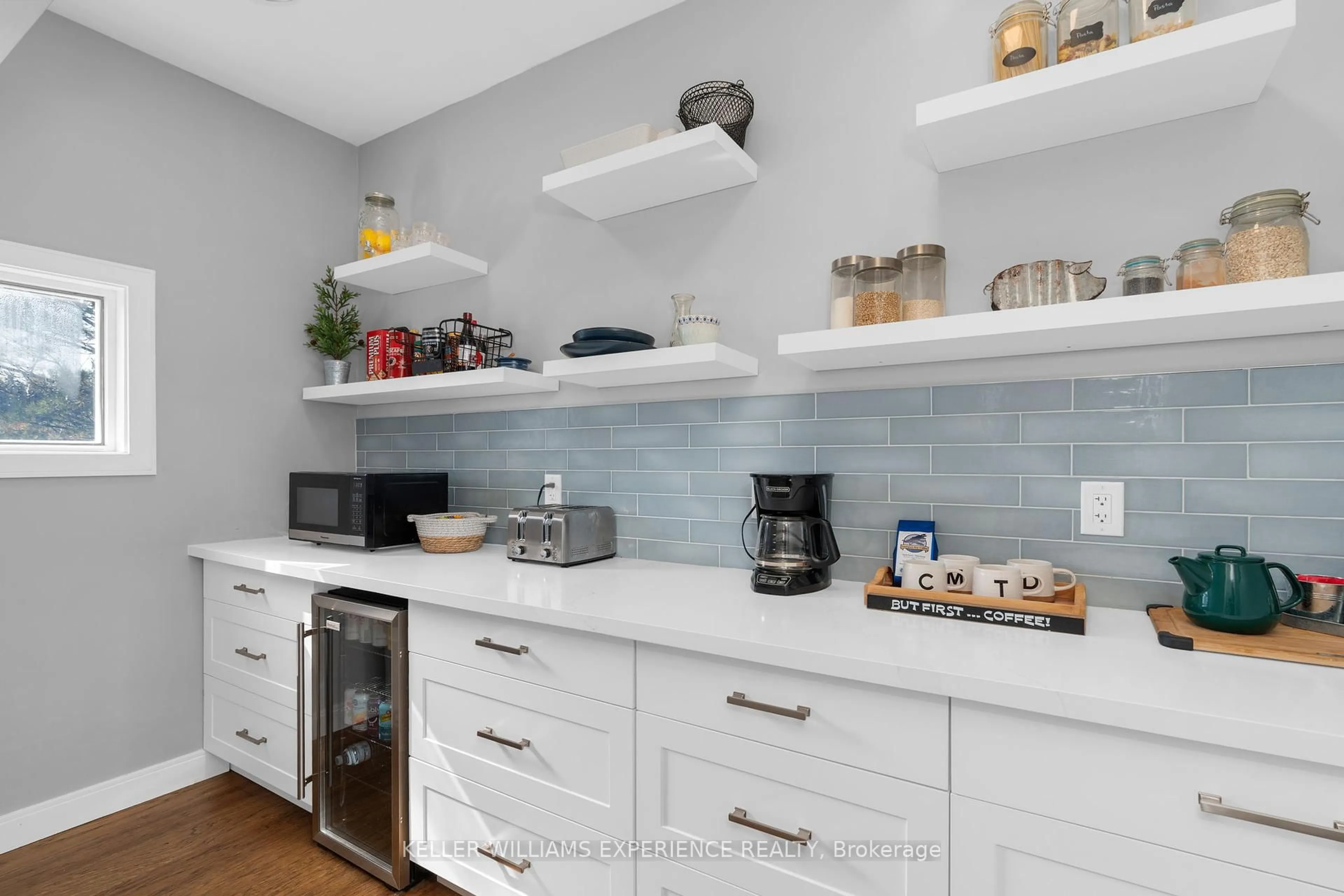 Contemporary kitchen, ceramic/tile floor for 153 Rue Eric, Tiny Ontario L9M 0H1