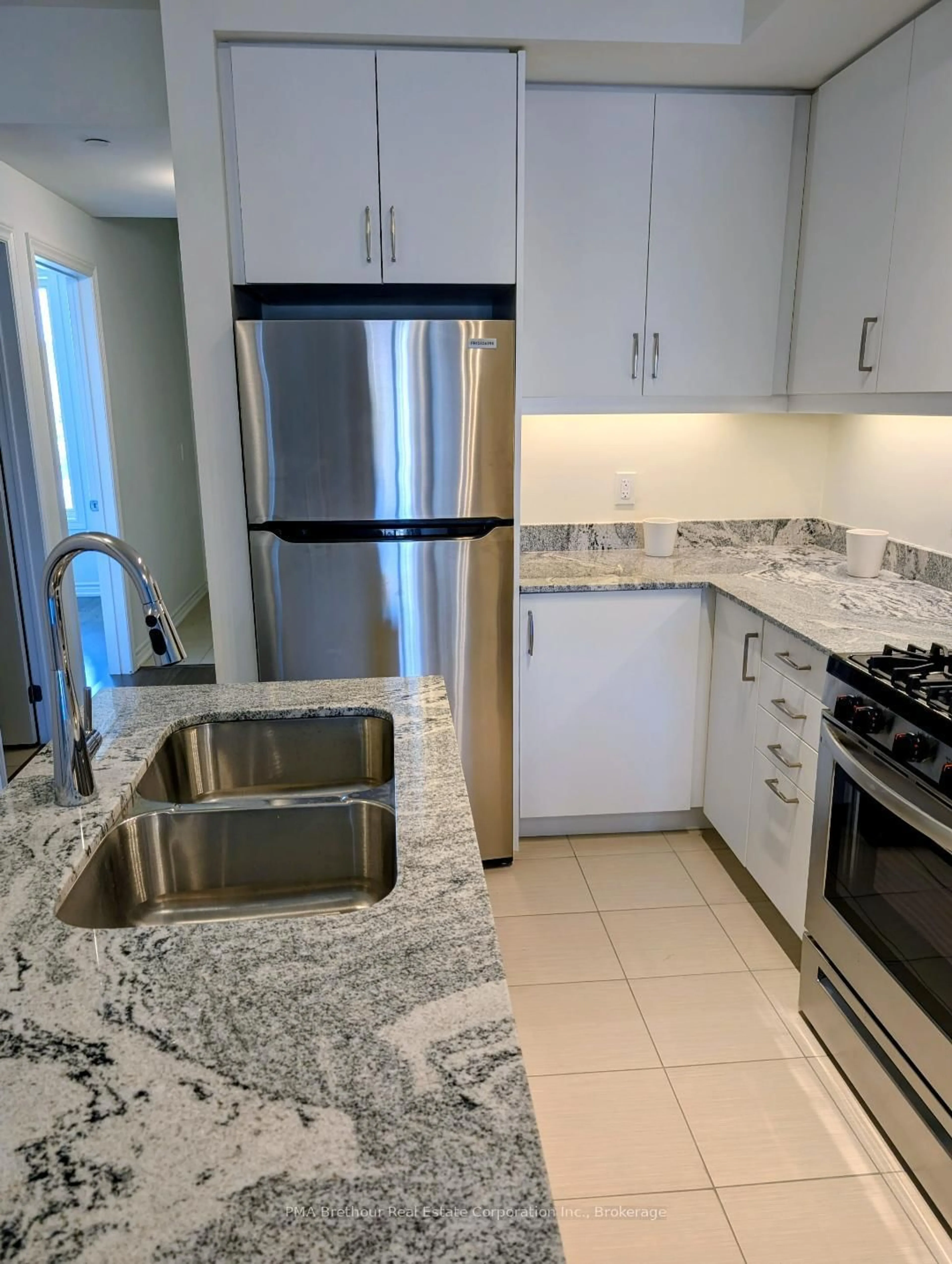 Standard kitchen, ceramic/tile floor for 17 Spooner Cres #202, Collingwood Ontario L9Y 1T9