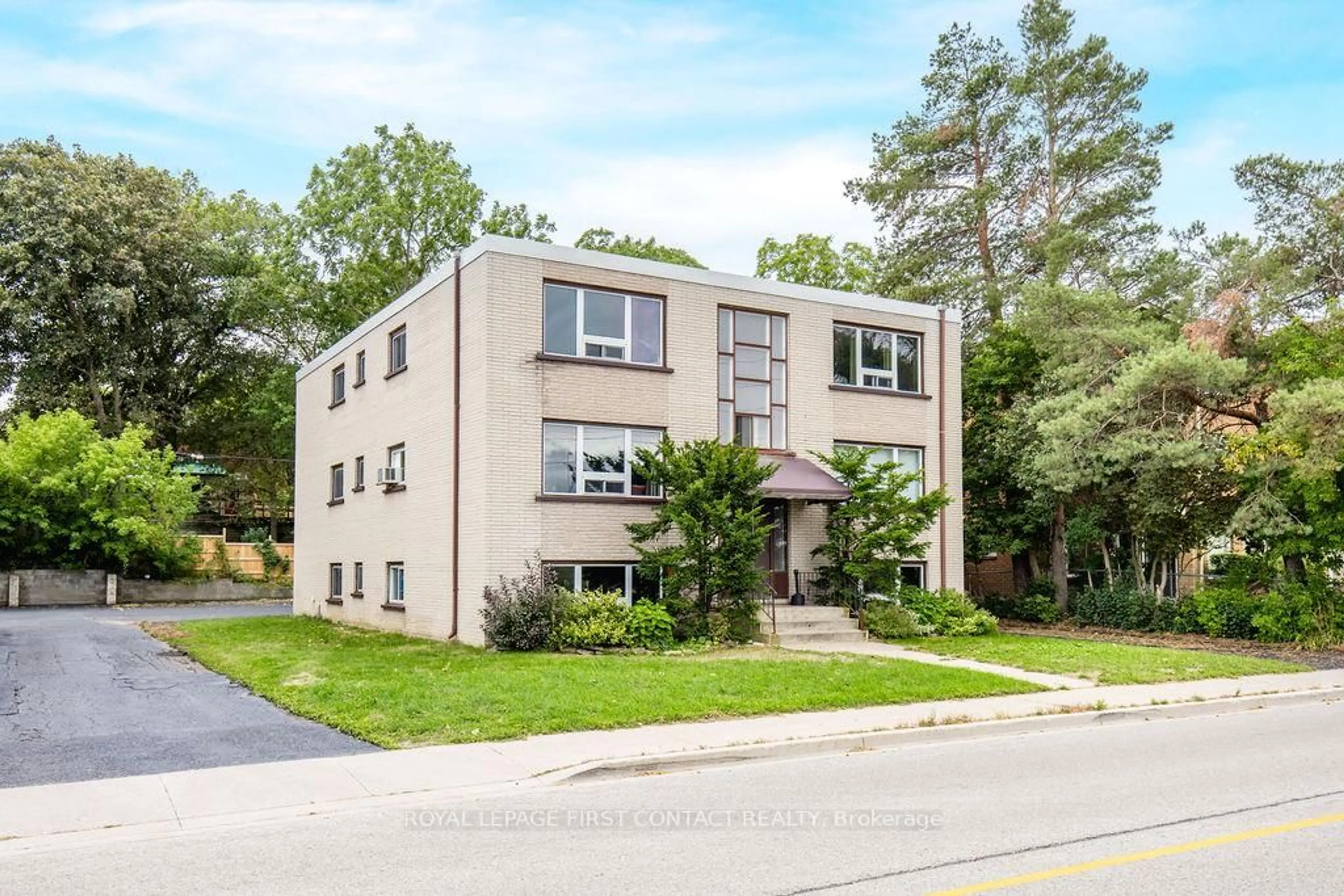 Home with brick exterior material, street for 95 Gowan St, Barrie Ontario L4N 2P2