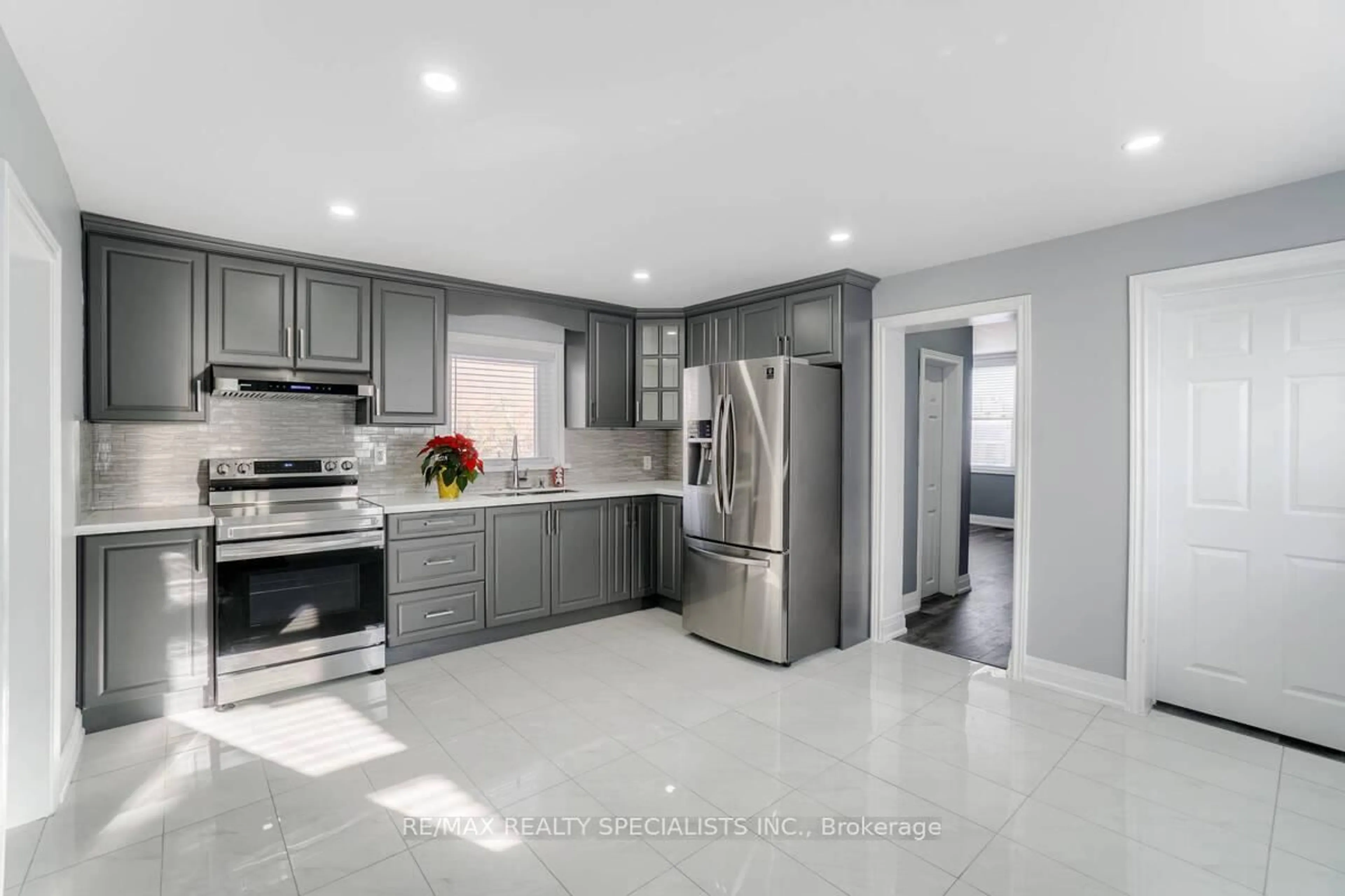 Open concept kitchen, ceramic/tile floor for 44 Sanford St, Barrie Ontario L4N 3C4