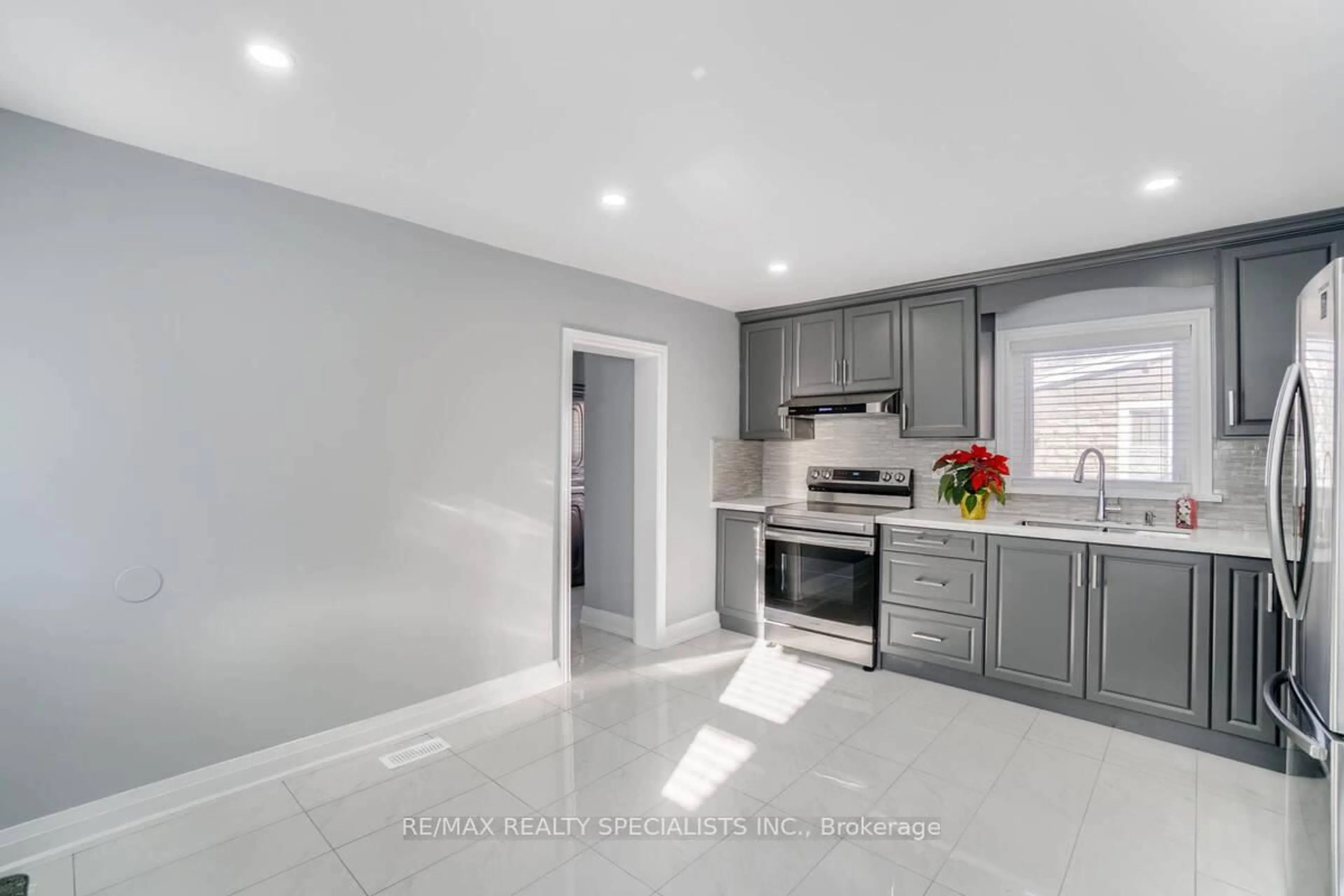 Open concept kitchen, ceramic/tile floor for 44 Sanford St, Barrie Ontario L4N 3C4