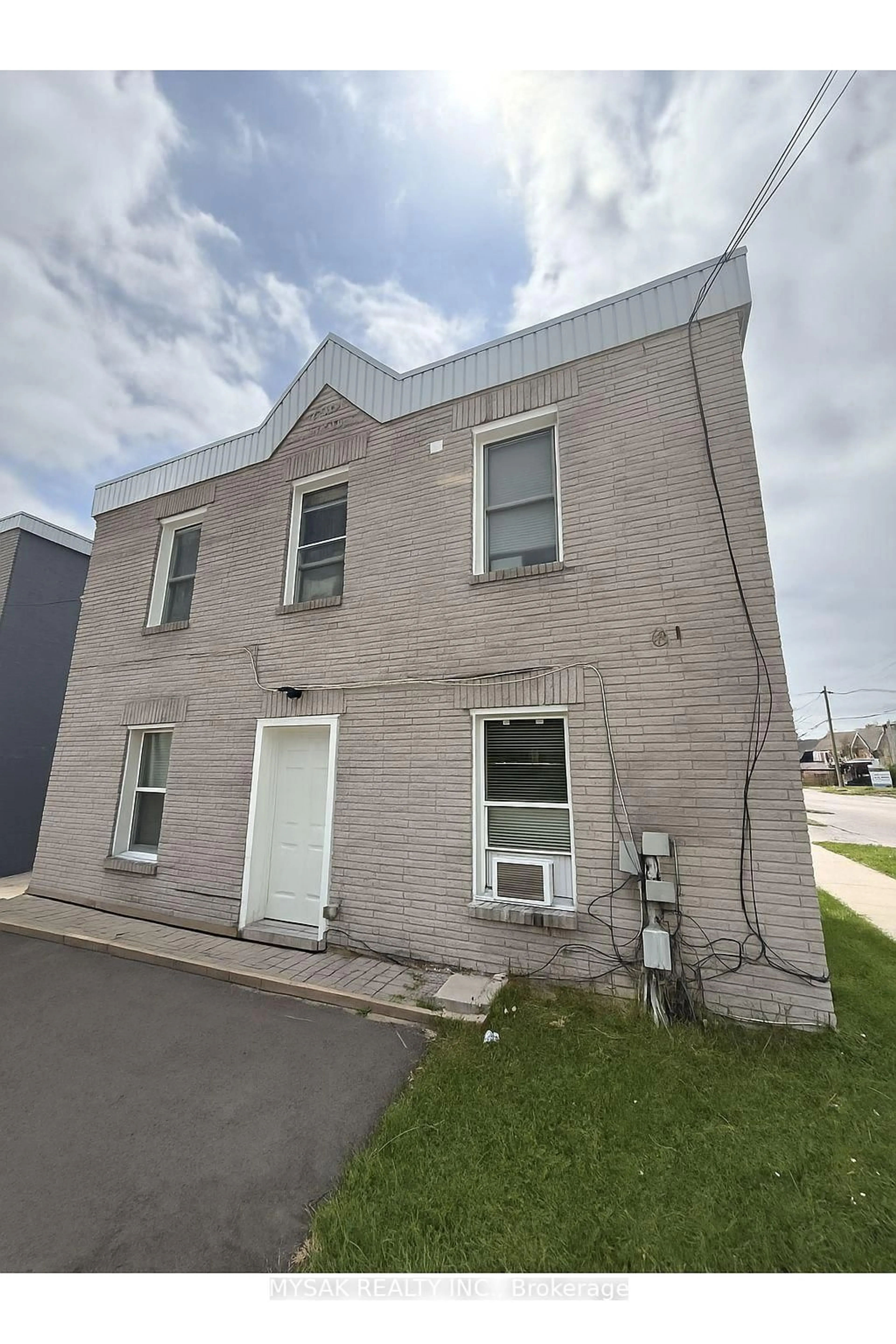 Home with brick exterior material, building for 81 Peter St, Orillia Ontario L3V 5B3