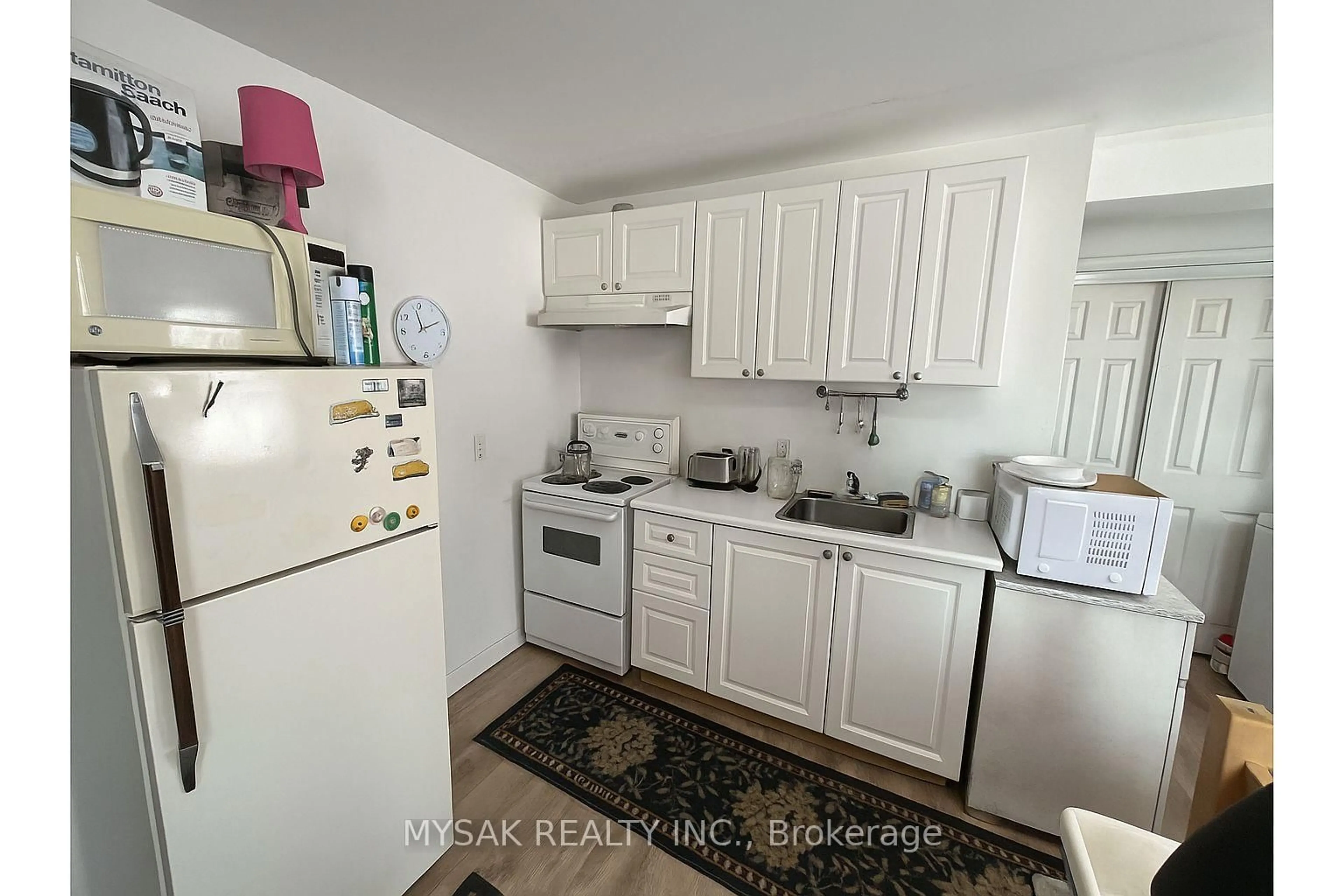 Standard kitchen, unknown for 81 Peter St, Orillia Ontario L3V 5B3