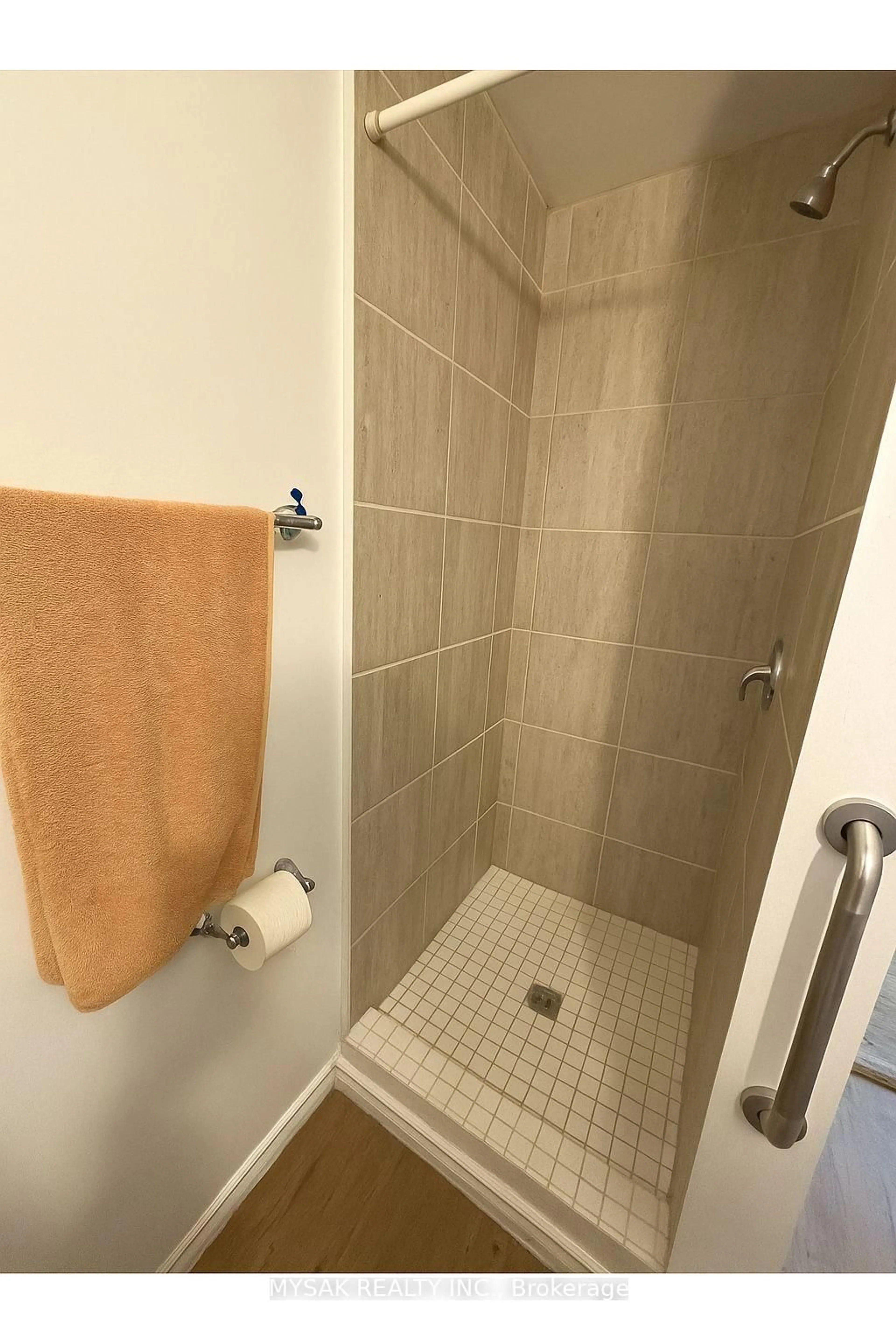 Standard bathroom, unknown for 81 Peter St, Orillia Ontario L3V 5B3