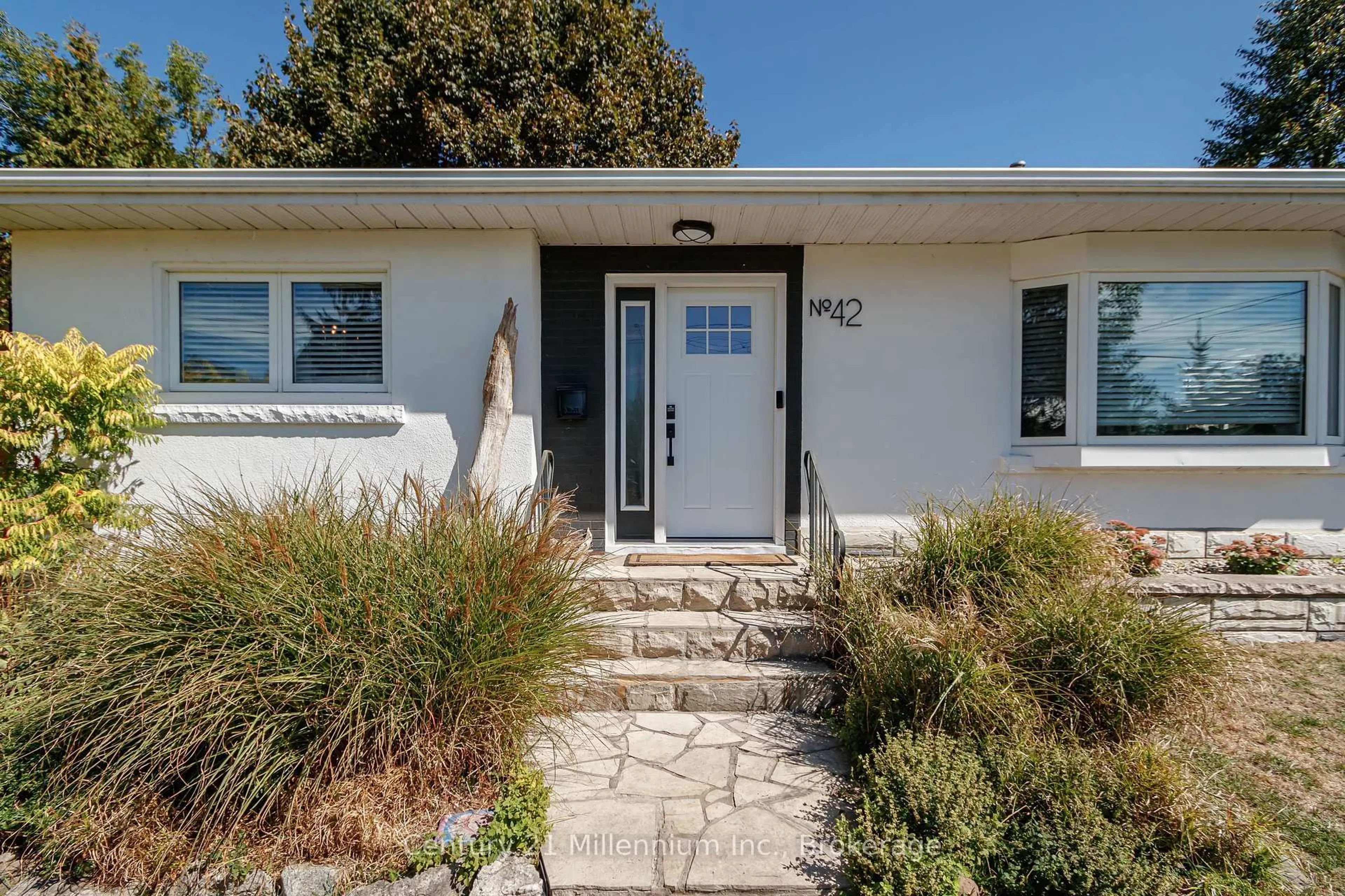 Home with vinyl exterior material, street for 42 NIAGARA St, Collingwood Ontario L9Y 3X2