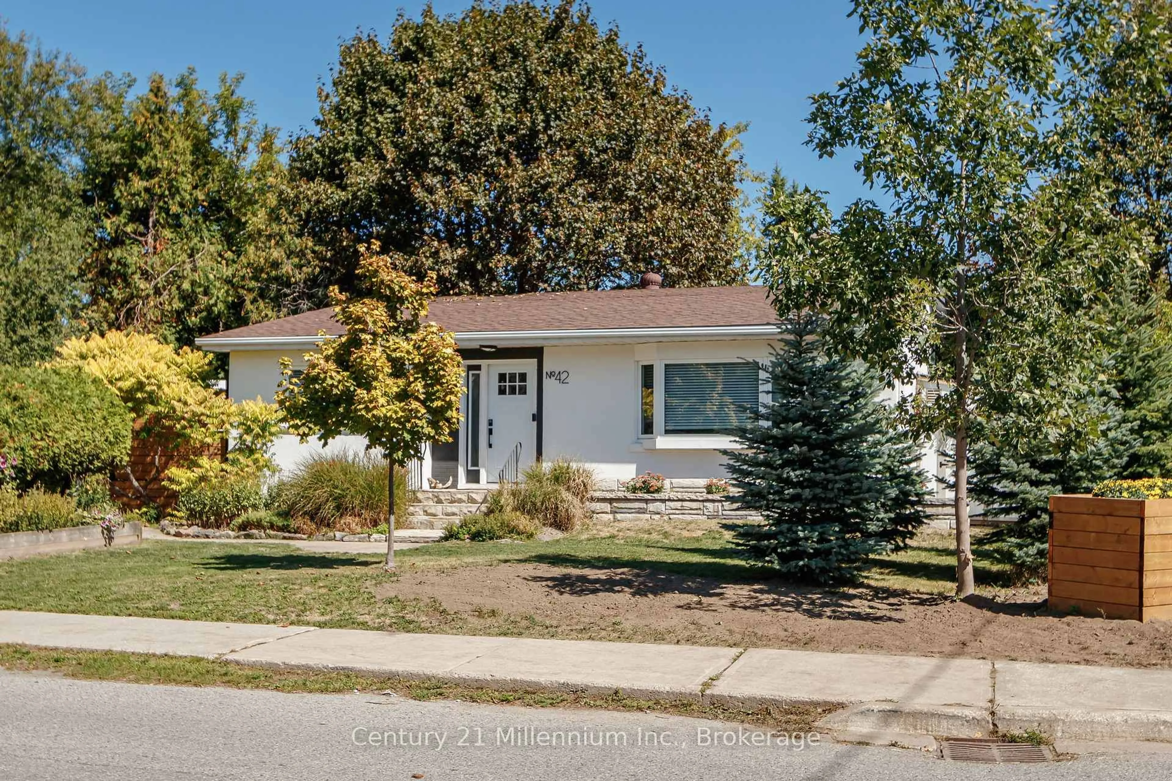 Home with vinyl exterior material, street for 42 NIAGARA St, Collingwood Ontario L9Y 3X2