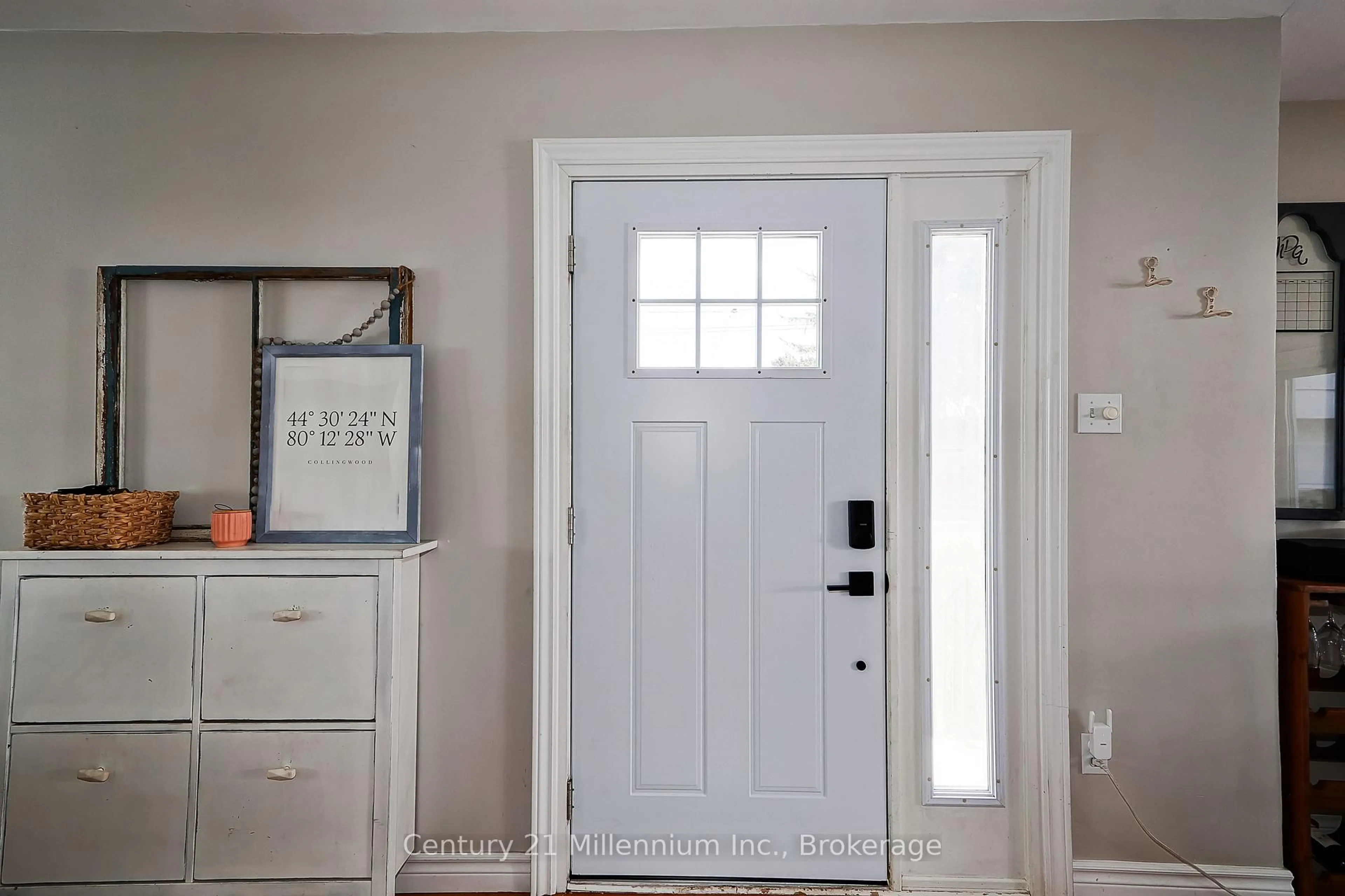 Indoor entryway for 42 NIAGARA St, Collingwood Ontario L9Y 3X2