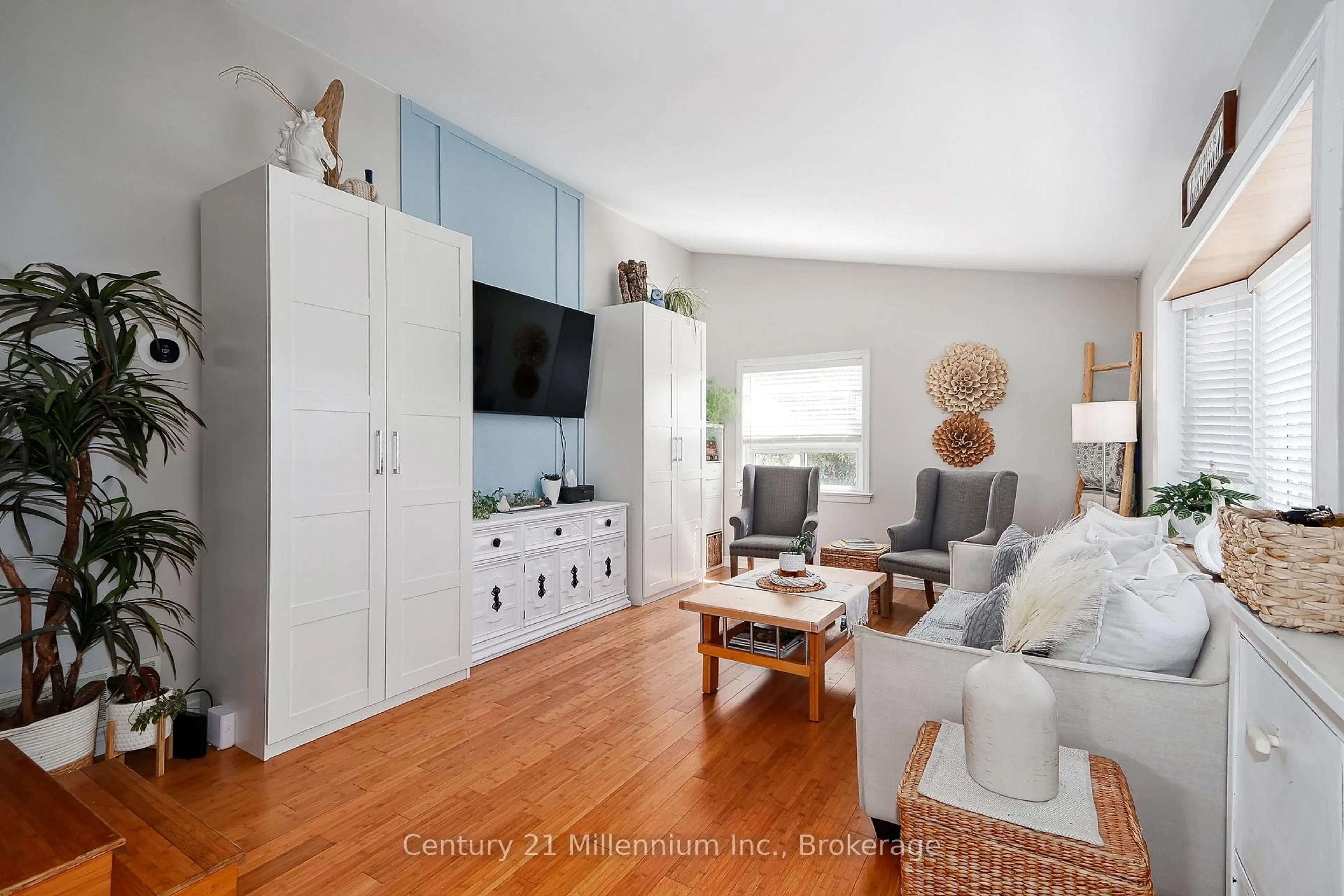 Living room with furniture, wood/laminate floor for 42 NIAGARA St, Collingwood Ontario L9Y 3X2