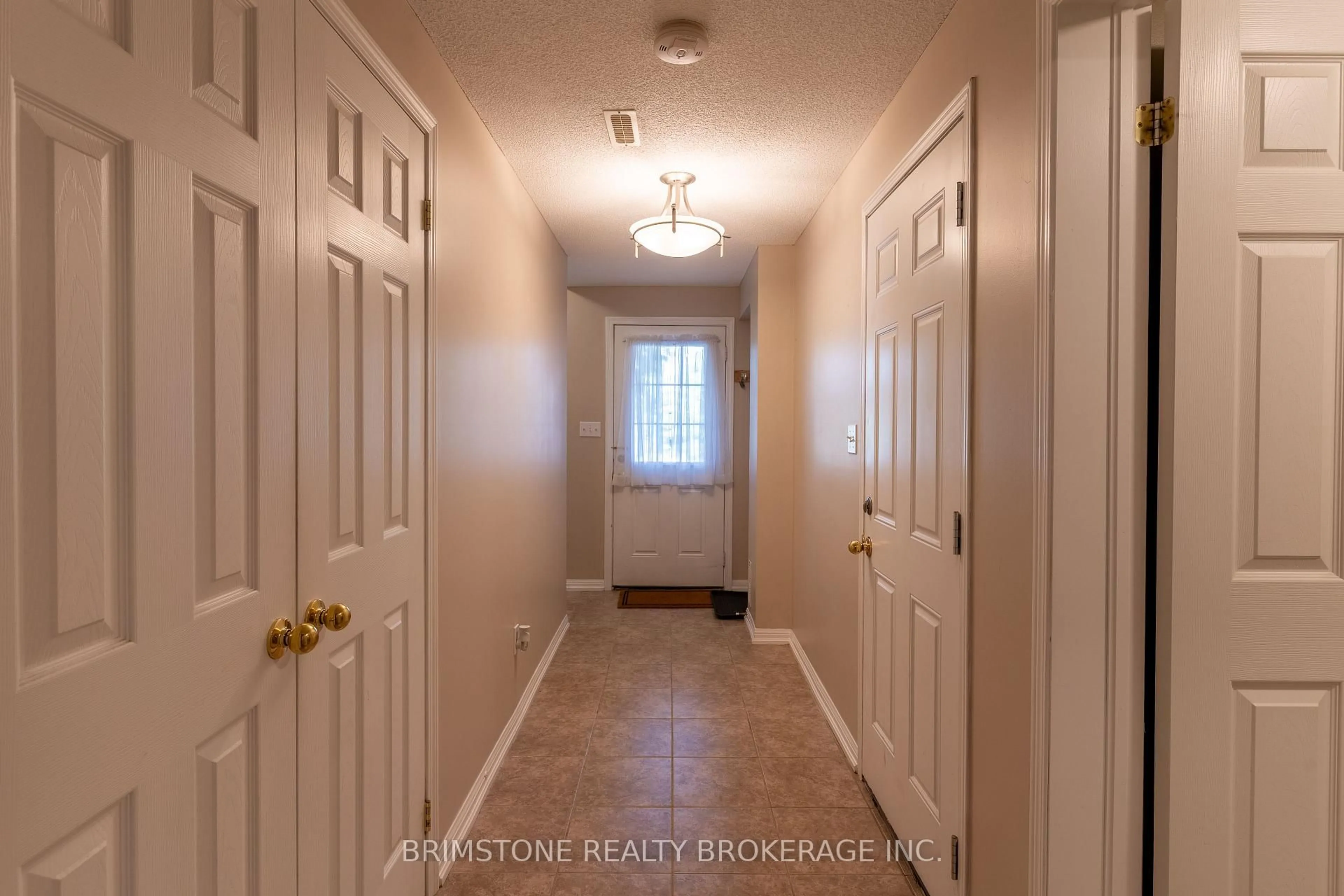 Indoor entryway for 175 Stanley St #9, Barrie Ontario L4M 0G2
