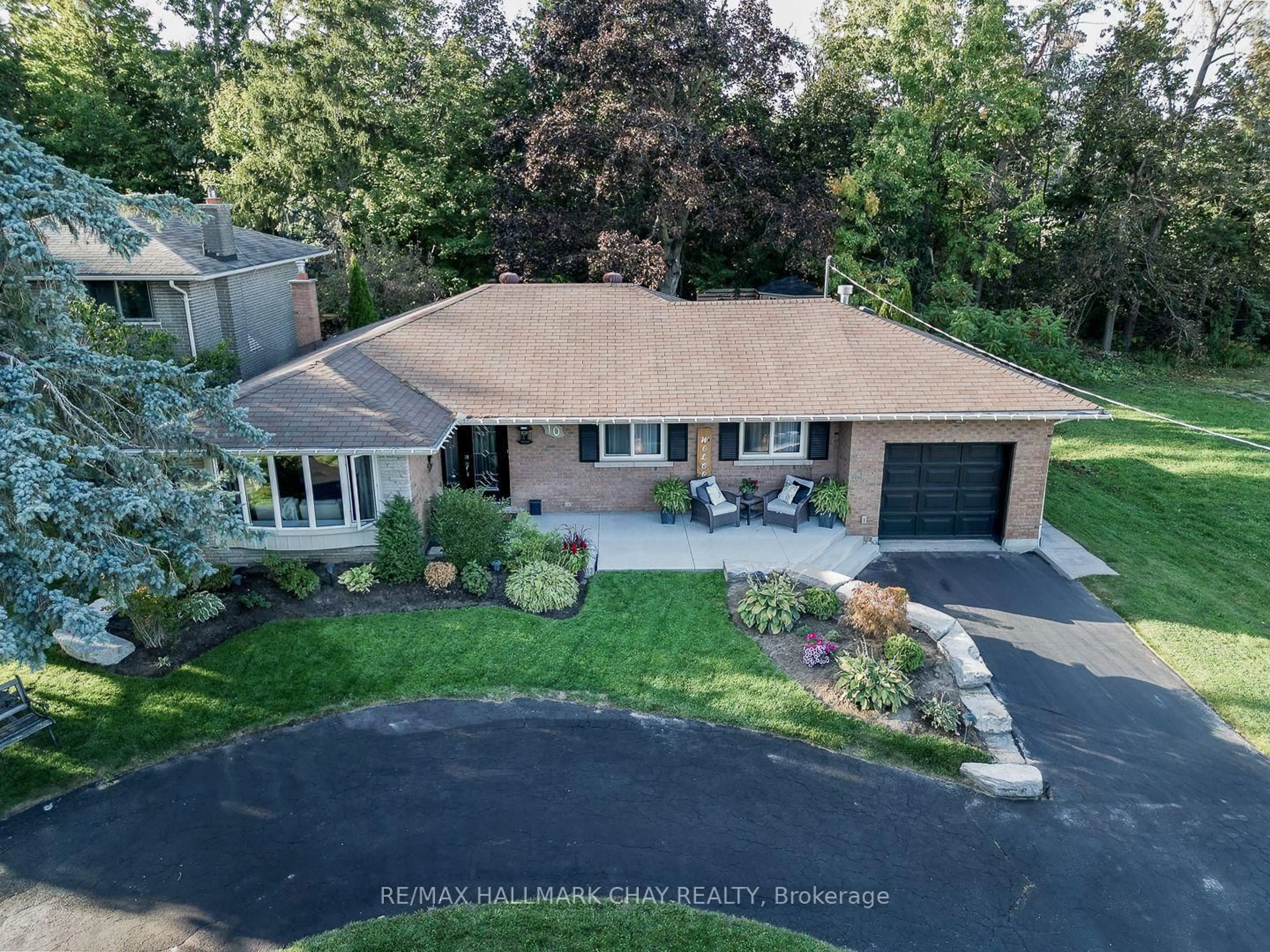 A pic from outside/outdoor area/front of a property/back of a property/a pic from drone, street for 10 Ottaway Ave, Barrie Ontario L4M 2W7
