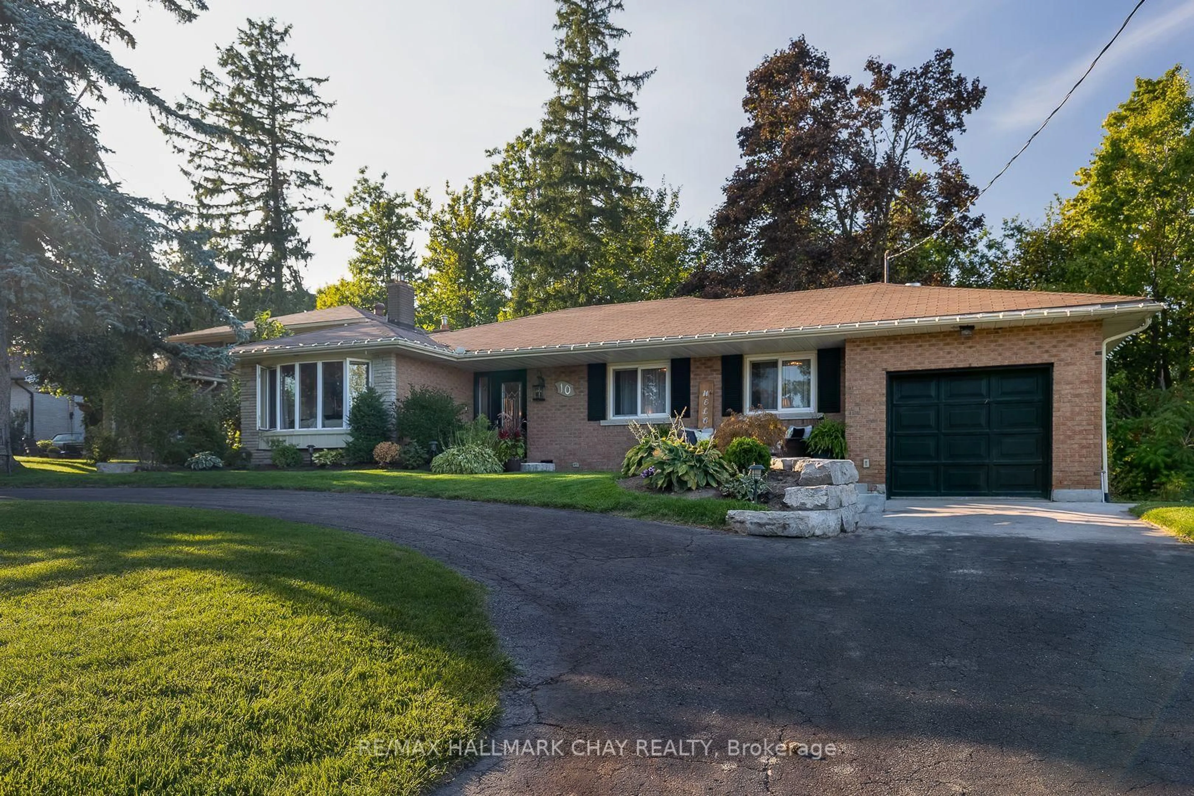 A pic from outside/outdoor area/front of a property/back of a property/a pic from drone, street for 10 Ottaway Ave, Barrie Ontario L4M 2W7