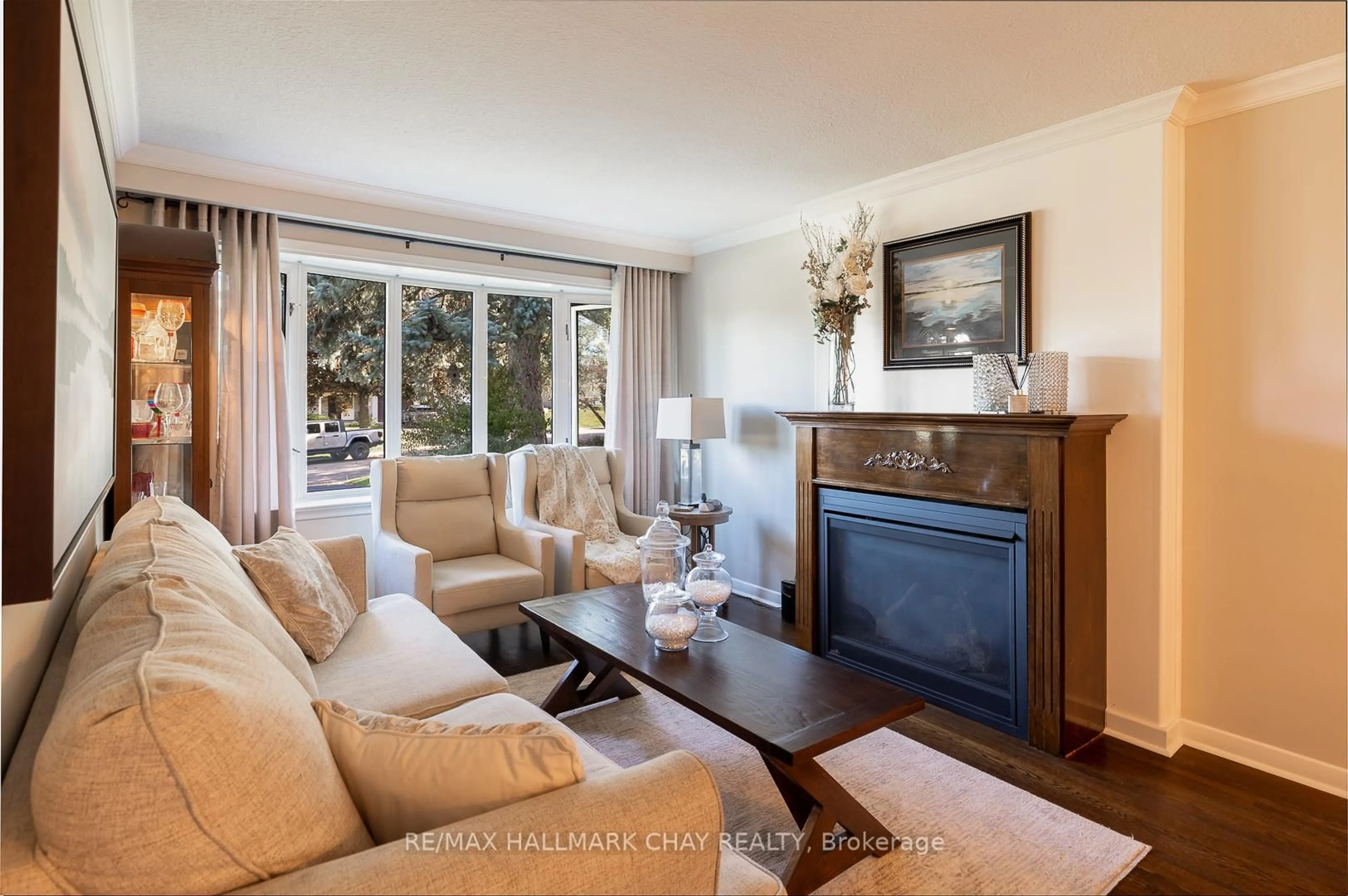 Living room with furniture, unknown for 10 Ottaway Ave, Barrie Ontario L4M 2W7