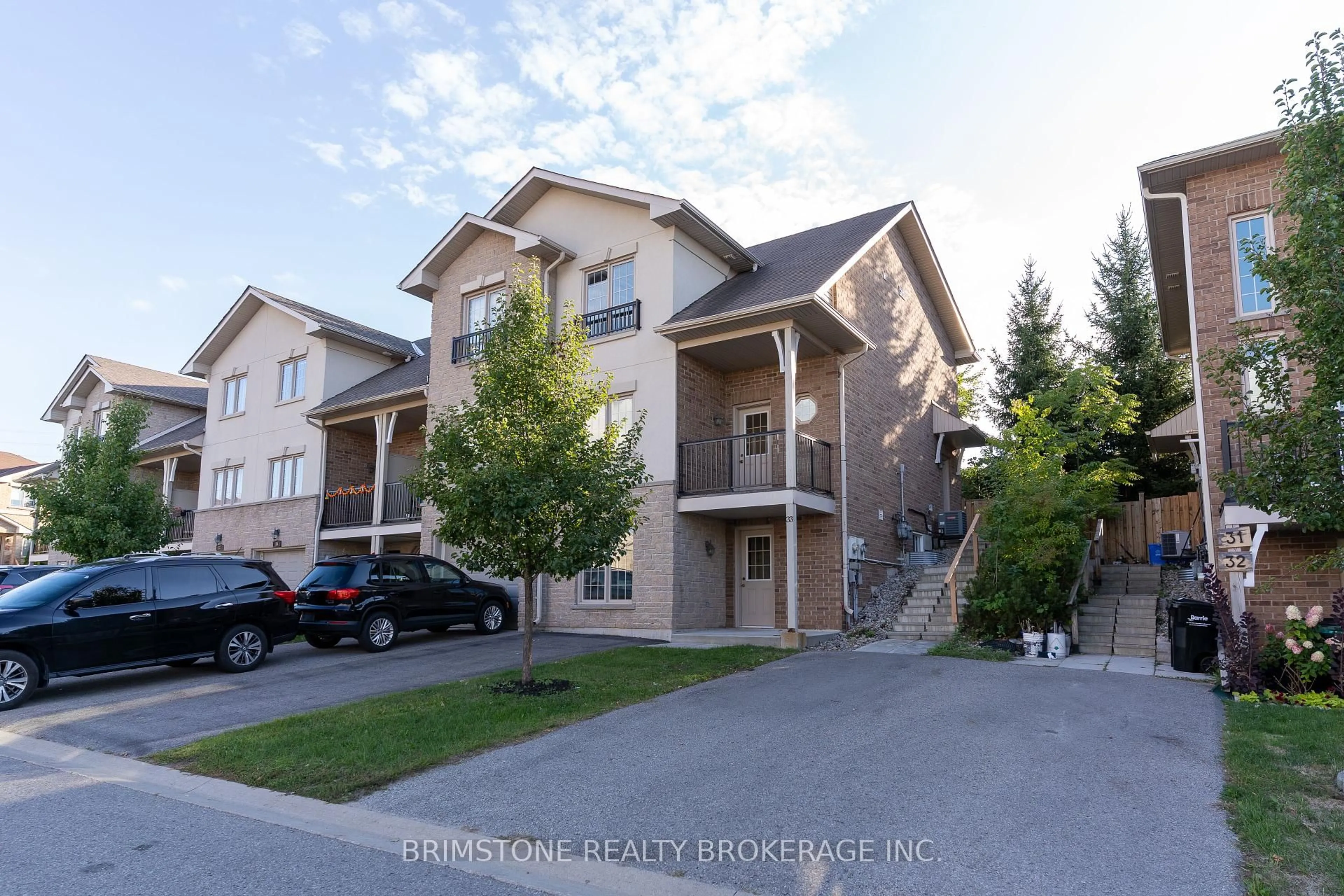 A pic from outside/outdoor area/front of a property/back of a property/a pic from drone, unknown for 175 Stanley St ##33 / #34, Barrie Ontario L4M 0G2