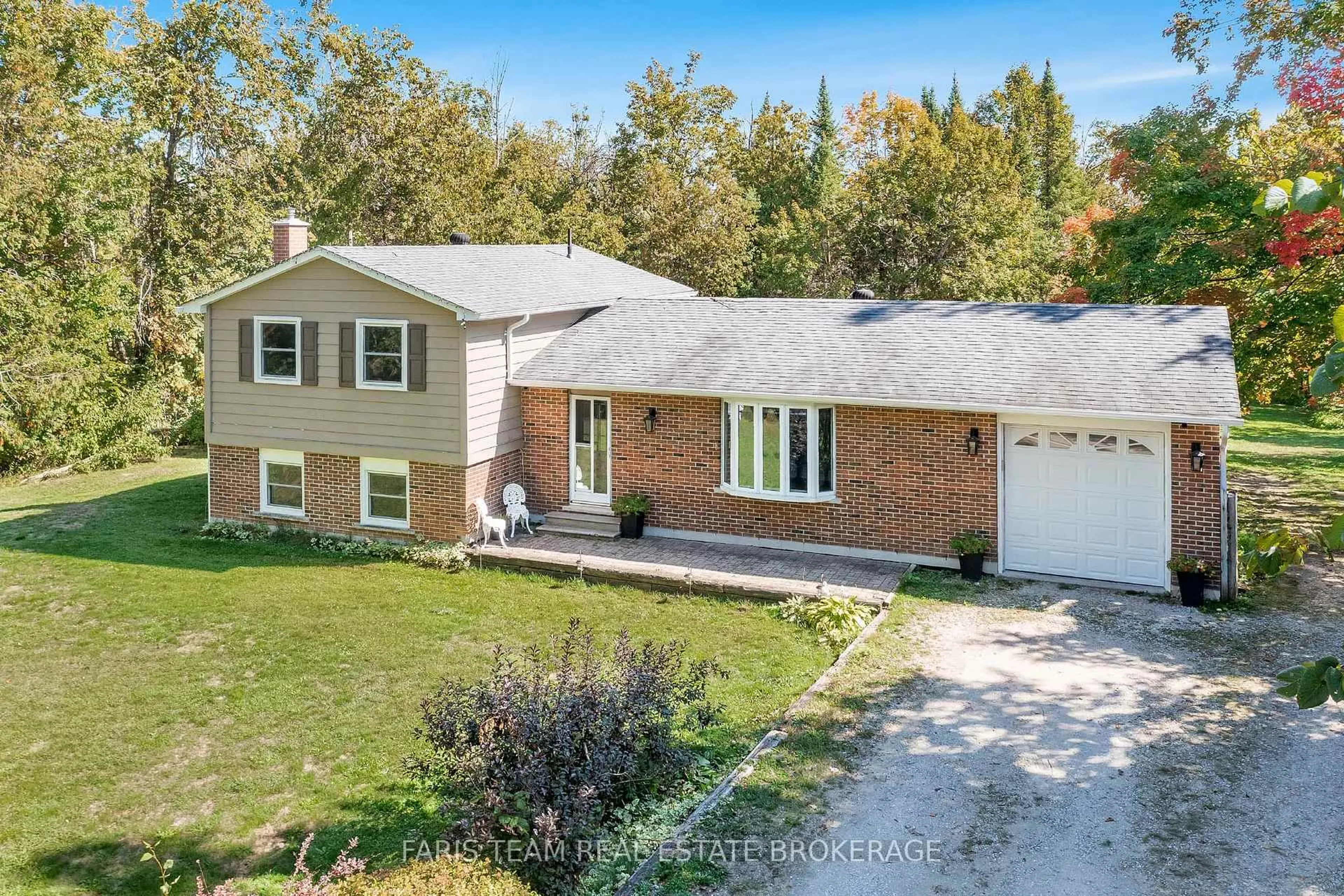 A pic from outside/outdoor area/front of a property/back of a property/a pic from drone, street for 51 Tudhope Blvd, Oro-Medonte Ontario L0L 1T0