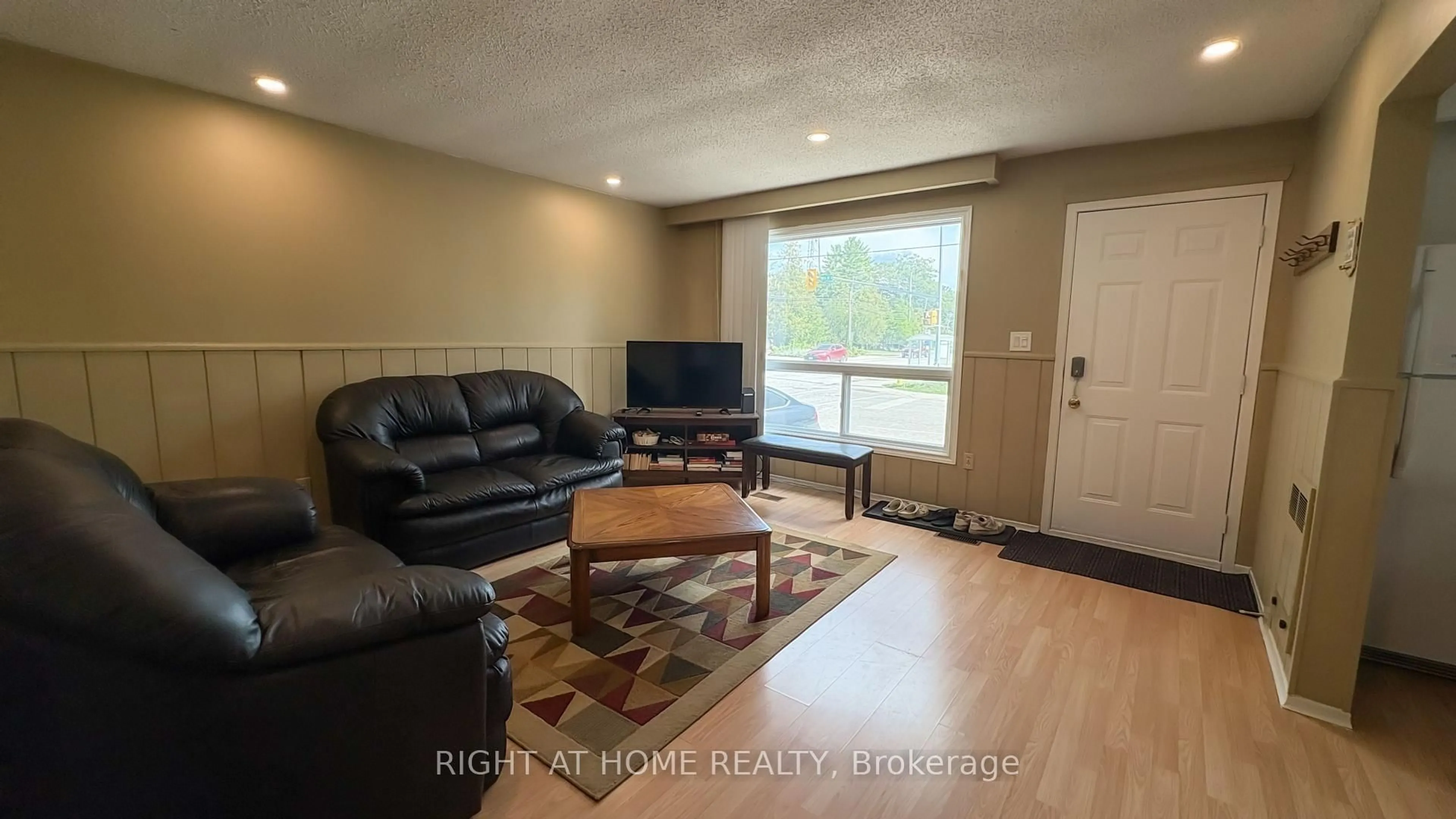 Living room with furniture, wood/laminate floor for 8 58TH St, Wasaga Beach Ontario L9Z 1W6