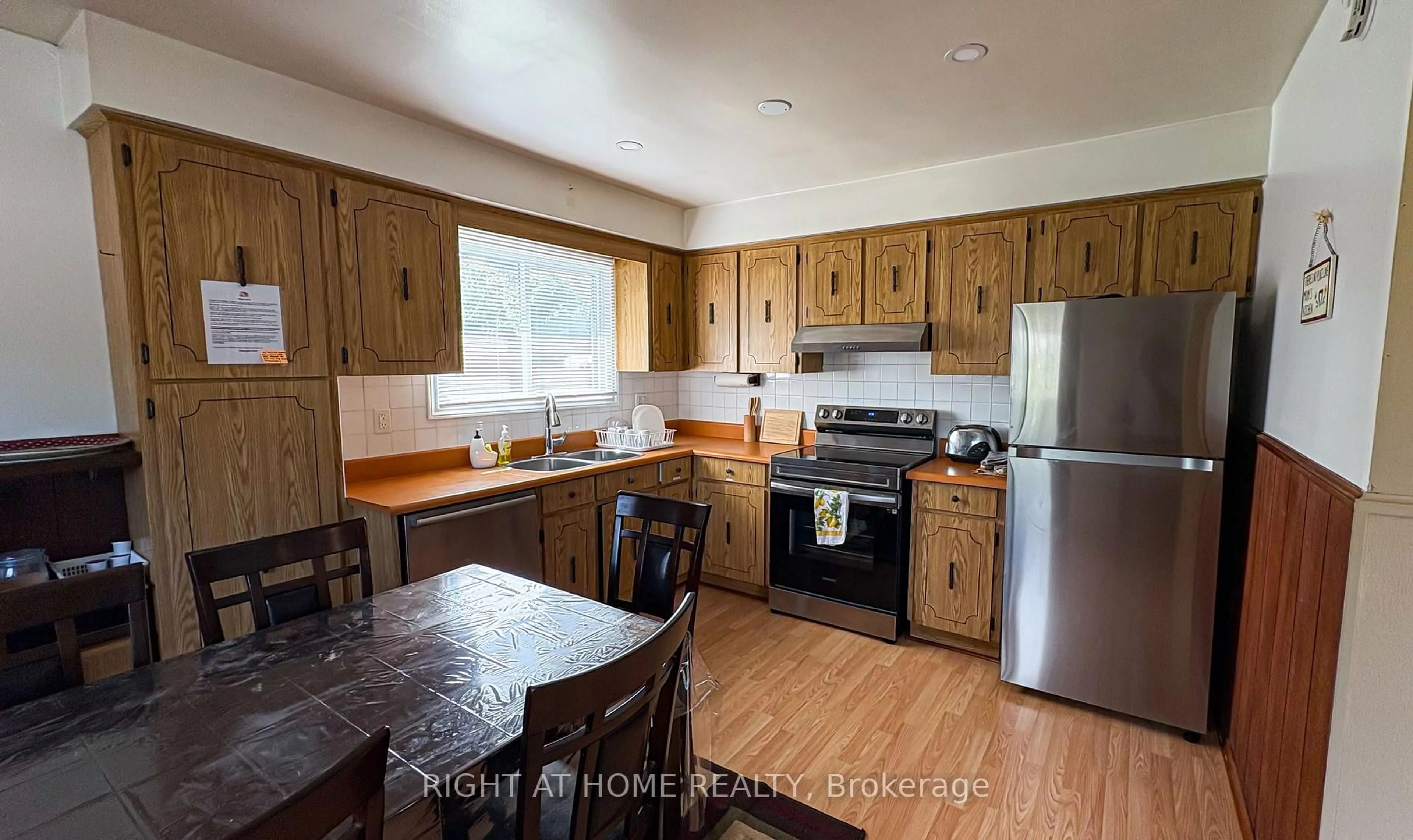 Standard kitchen, wood/laminate floor for 8 58TH St, Wasaga Beach Ontario L9Z 1W6