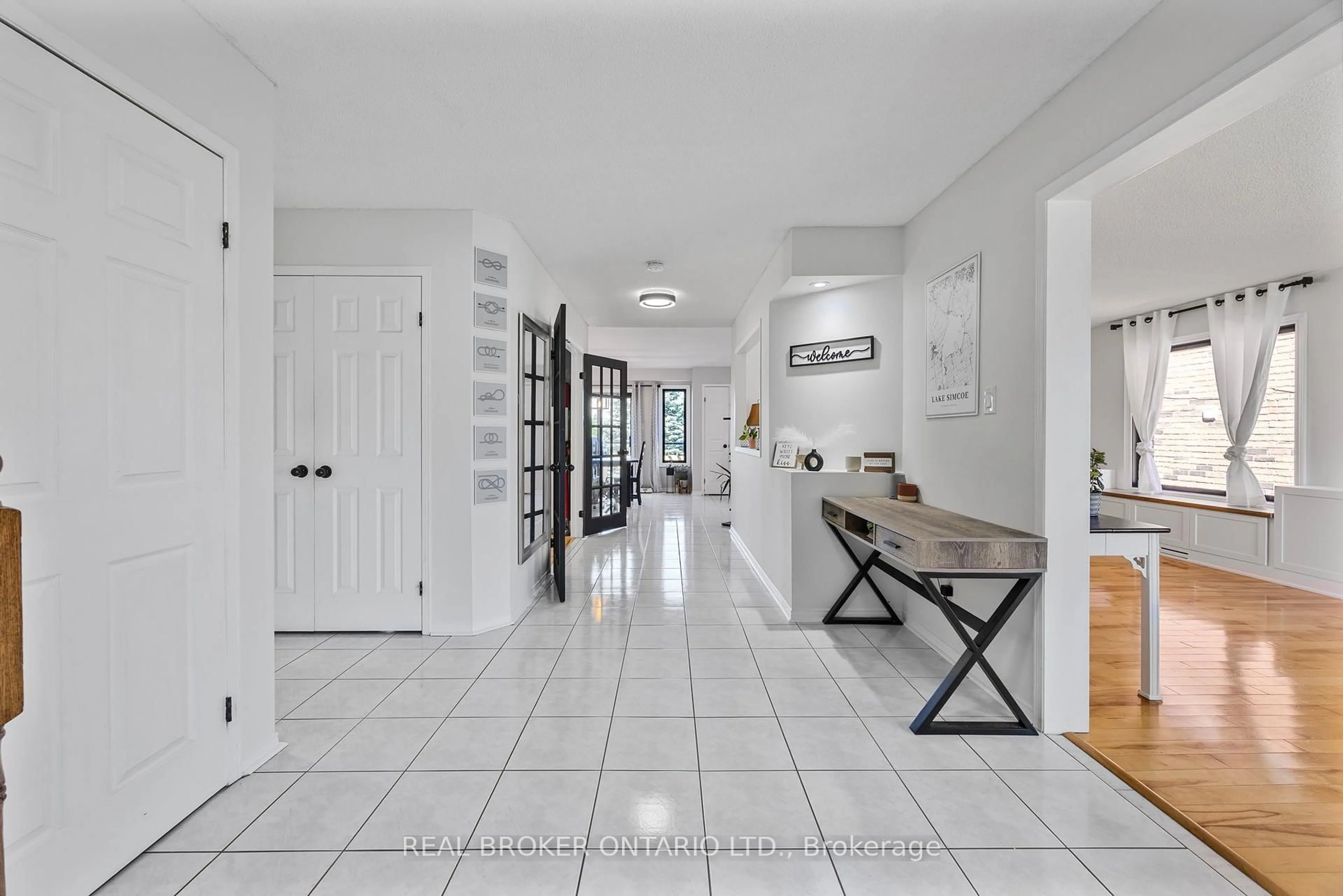 Indoor entryway for 32 BLACK WILLOW Dr, Barrie Ontario L4N 9M1