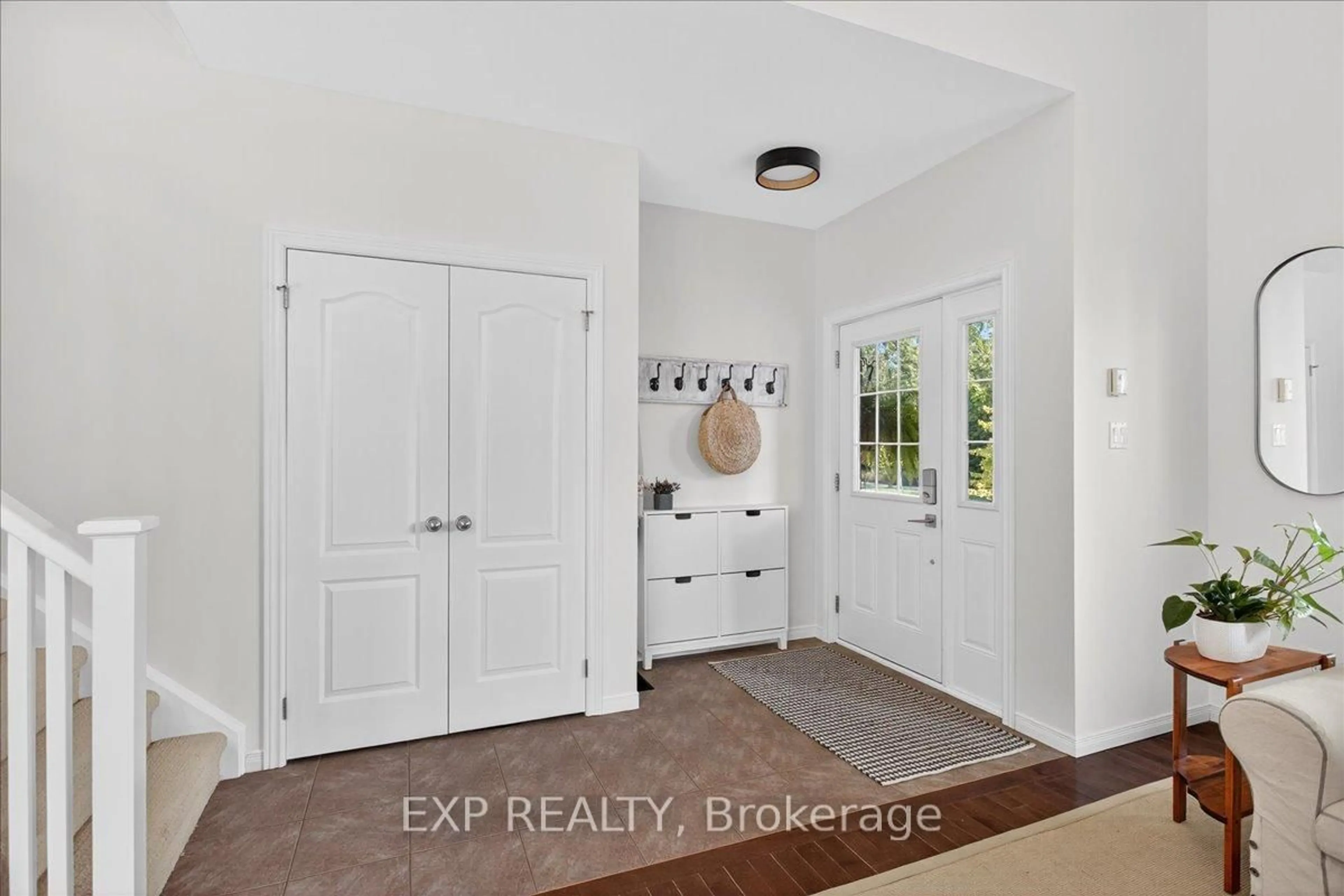 Indoor entryway for 18 Williams St, Collingwood Ontario L9Y 0B9