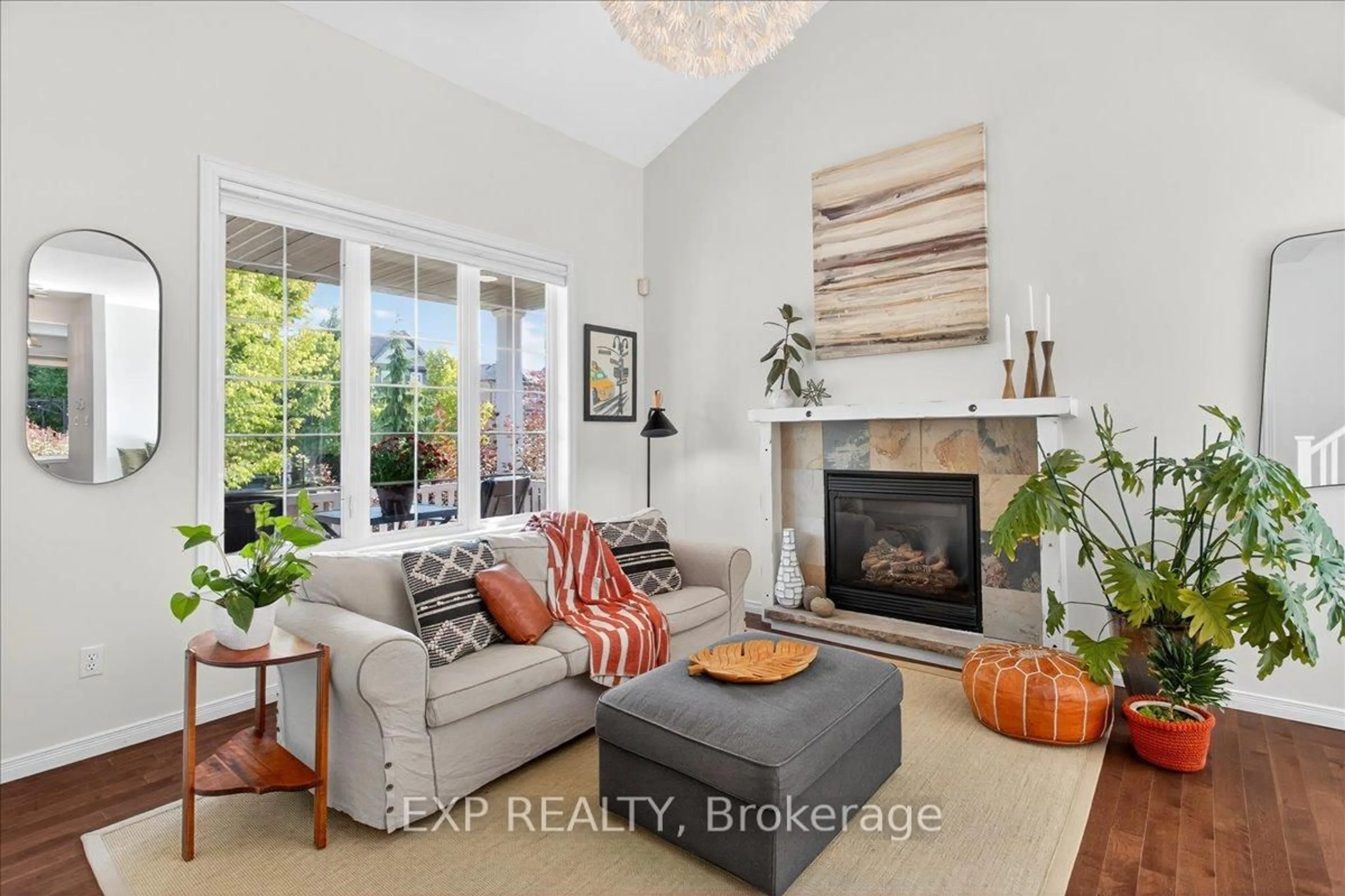 Living room with furniture, ceramic/tile floor for 18 Williams St, Collingwood Ontario L9Y 0B9