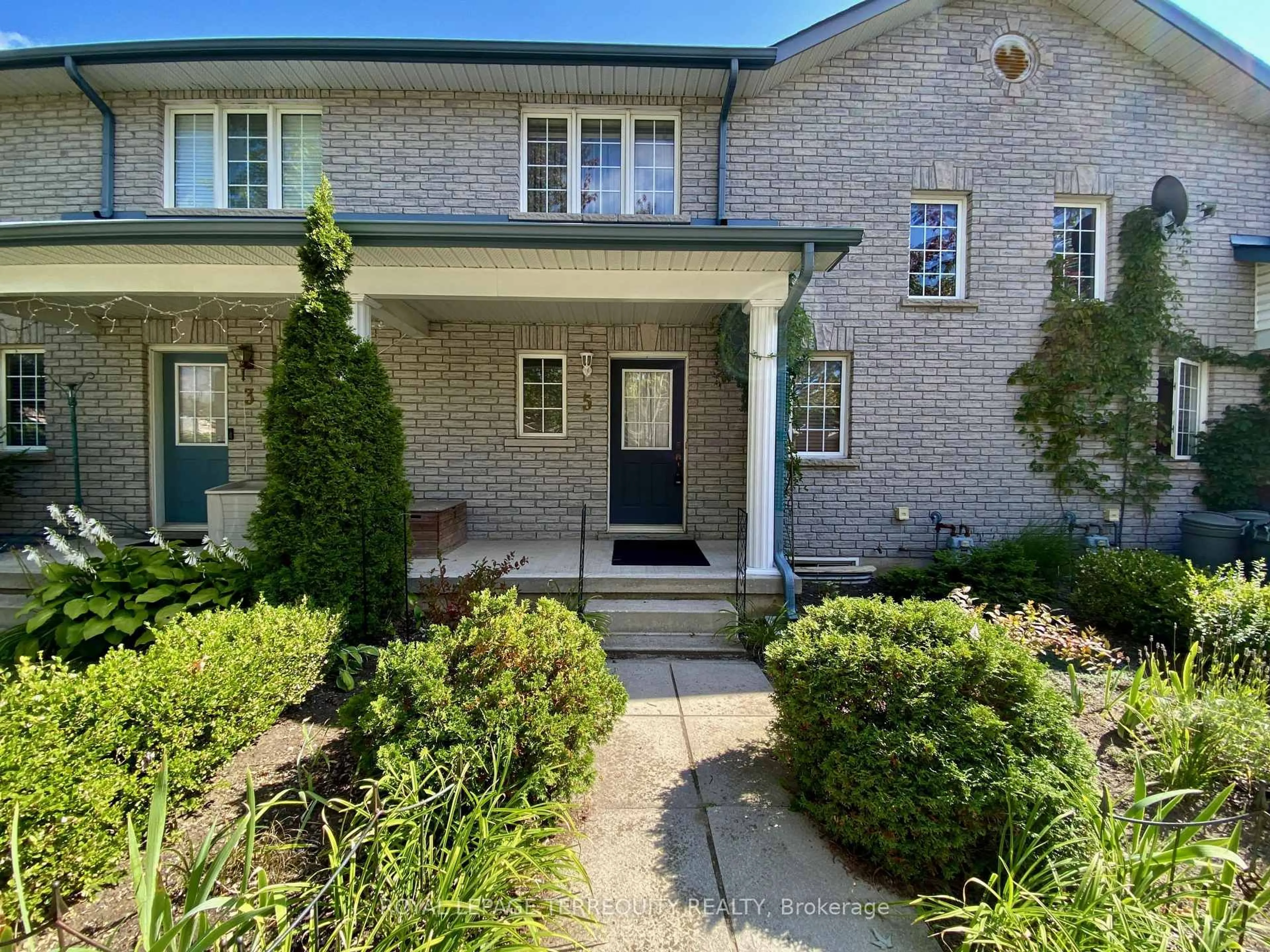 Home with brick exterior material, street for 5 Silver Maple Cres, Barrie Ontario L4N 0Y4