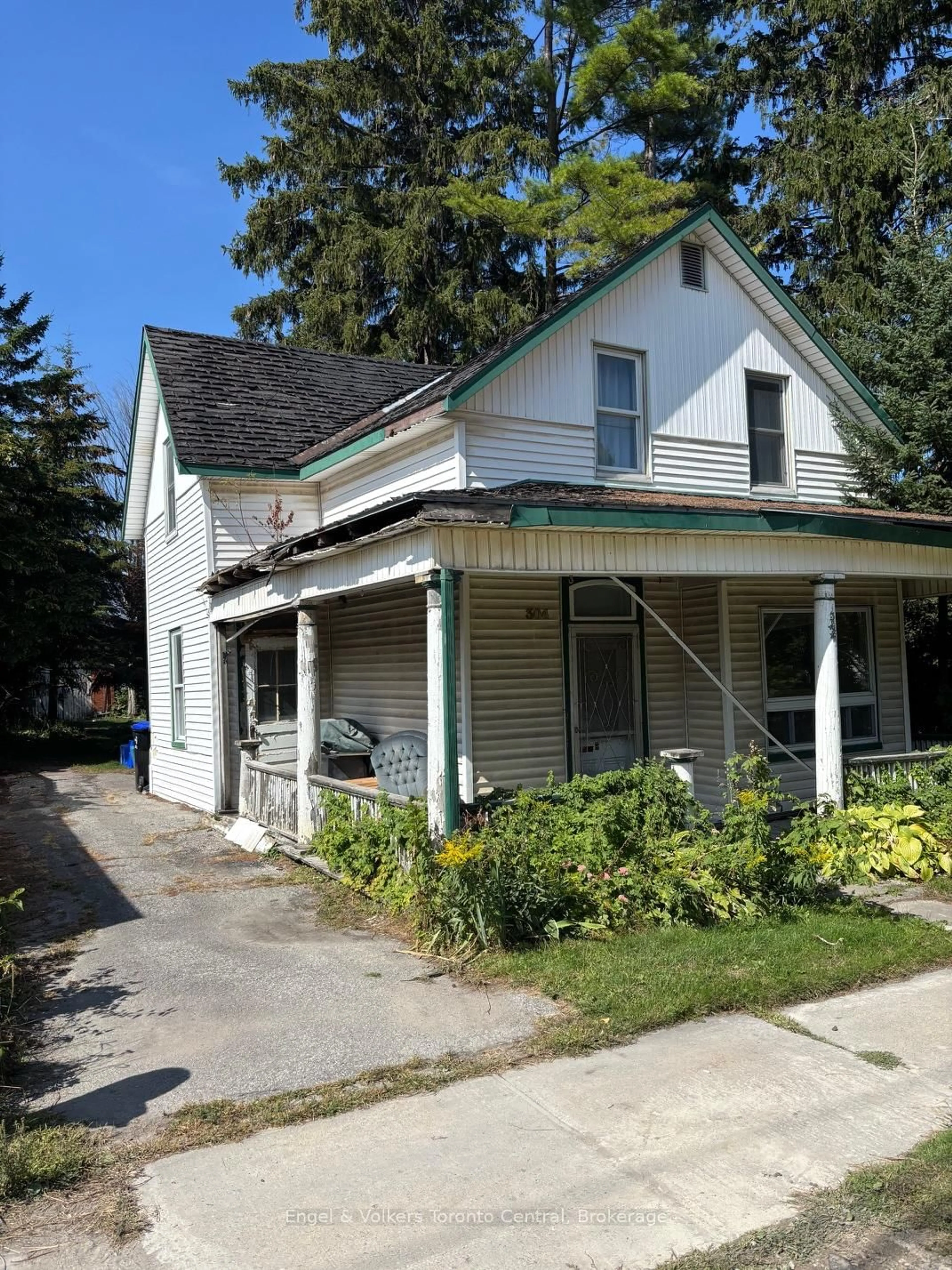 Home with vinyl exterior material, street for 304 Saint Paul St, Collingwood Ontario L9Y 3P7