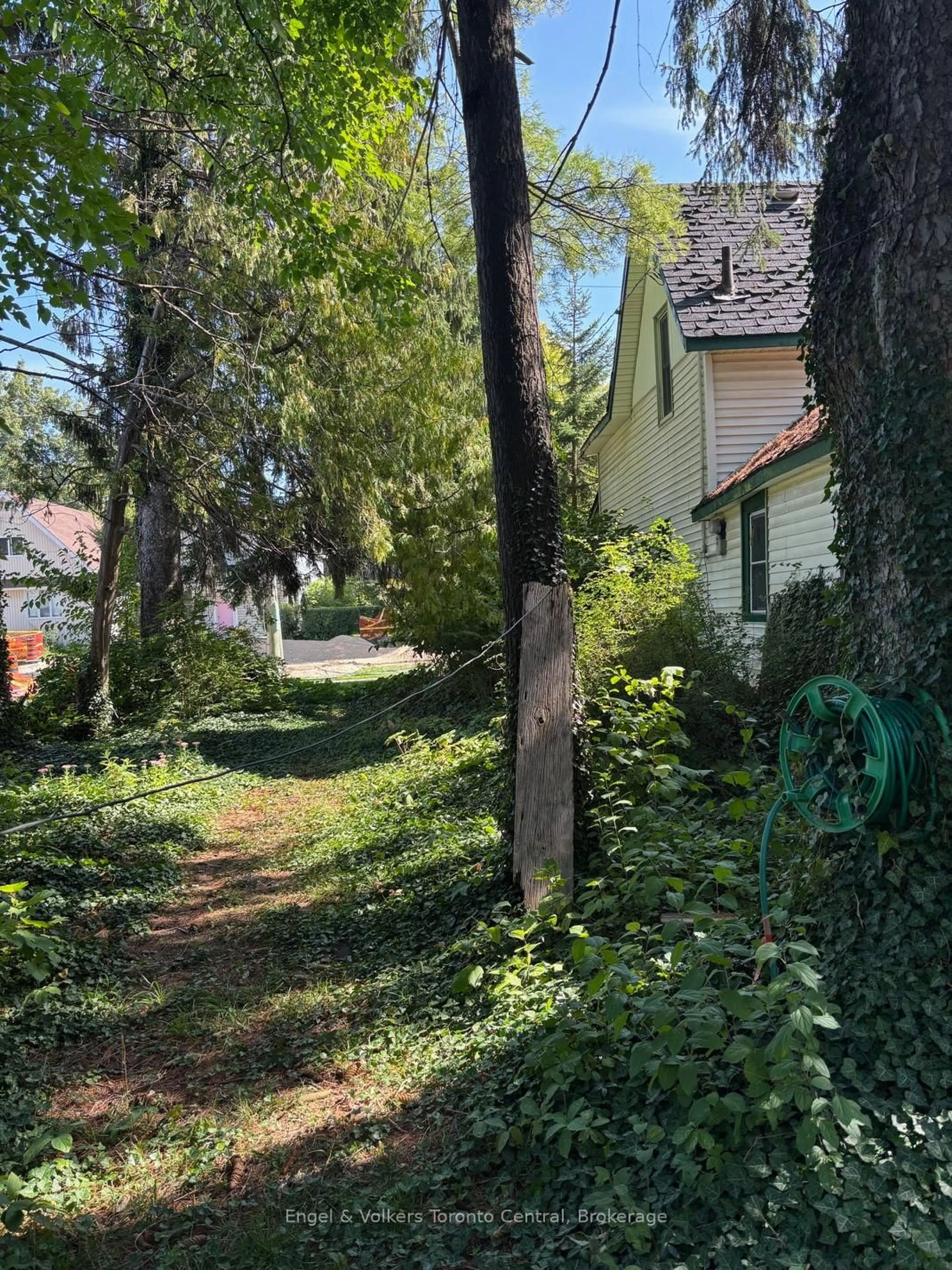 A pic from outside/outdoor area/front of a property/back of a property/a pic from drone, street for 304 Saint Paul St, Collingwood Ontario L9Y 3P7