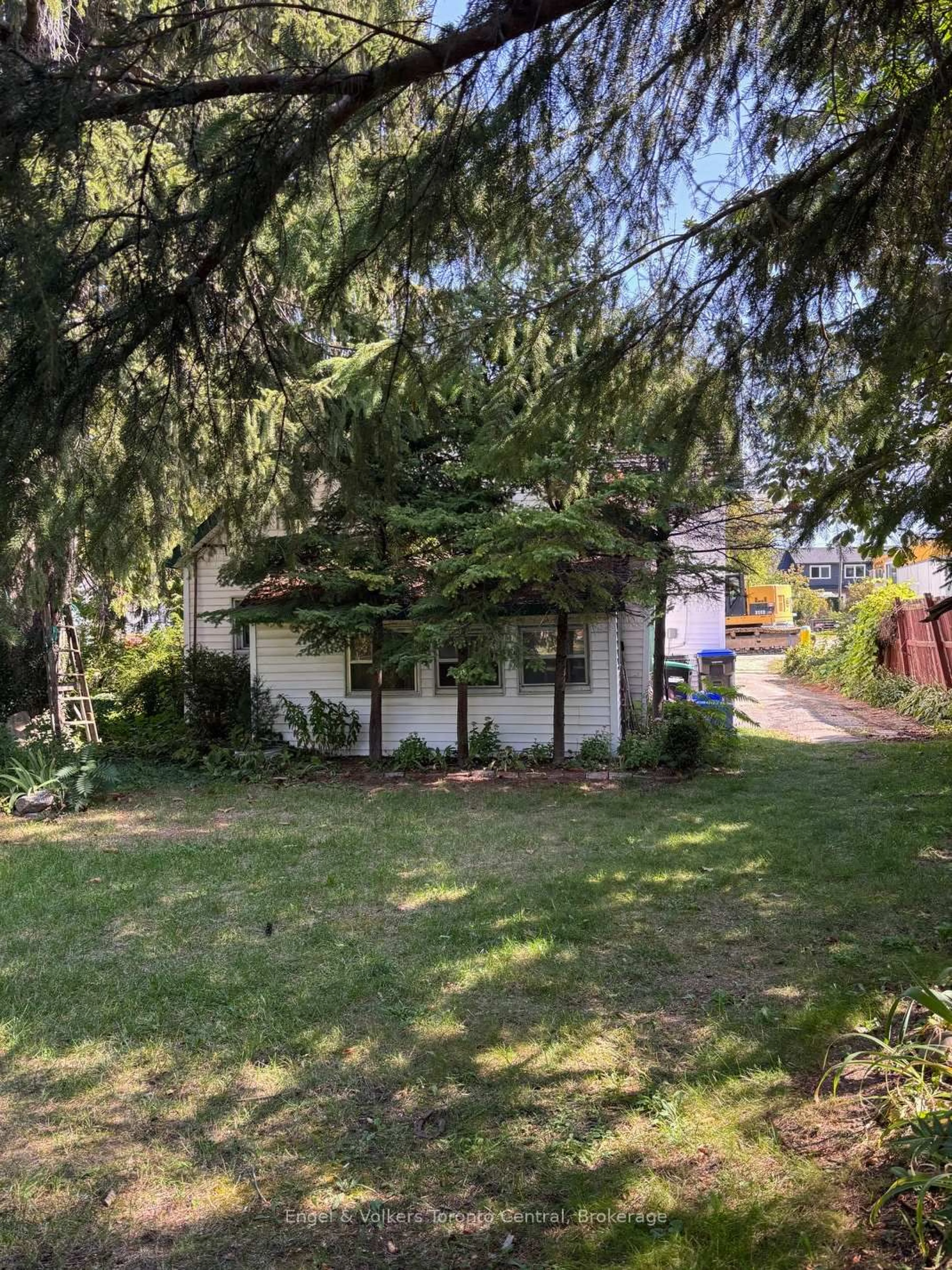 A pic from outside/outdoor area/front of a property/back of a property/a pic from drone, street for 304 Saint Paul St, Collingwood Ontario L9Y 3P7
