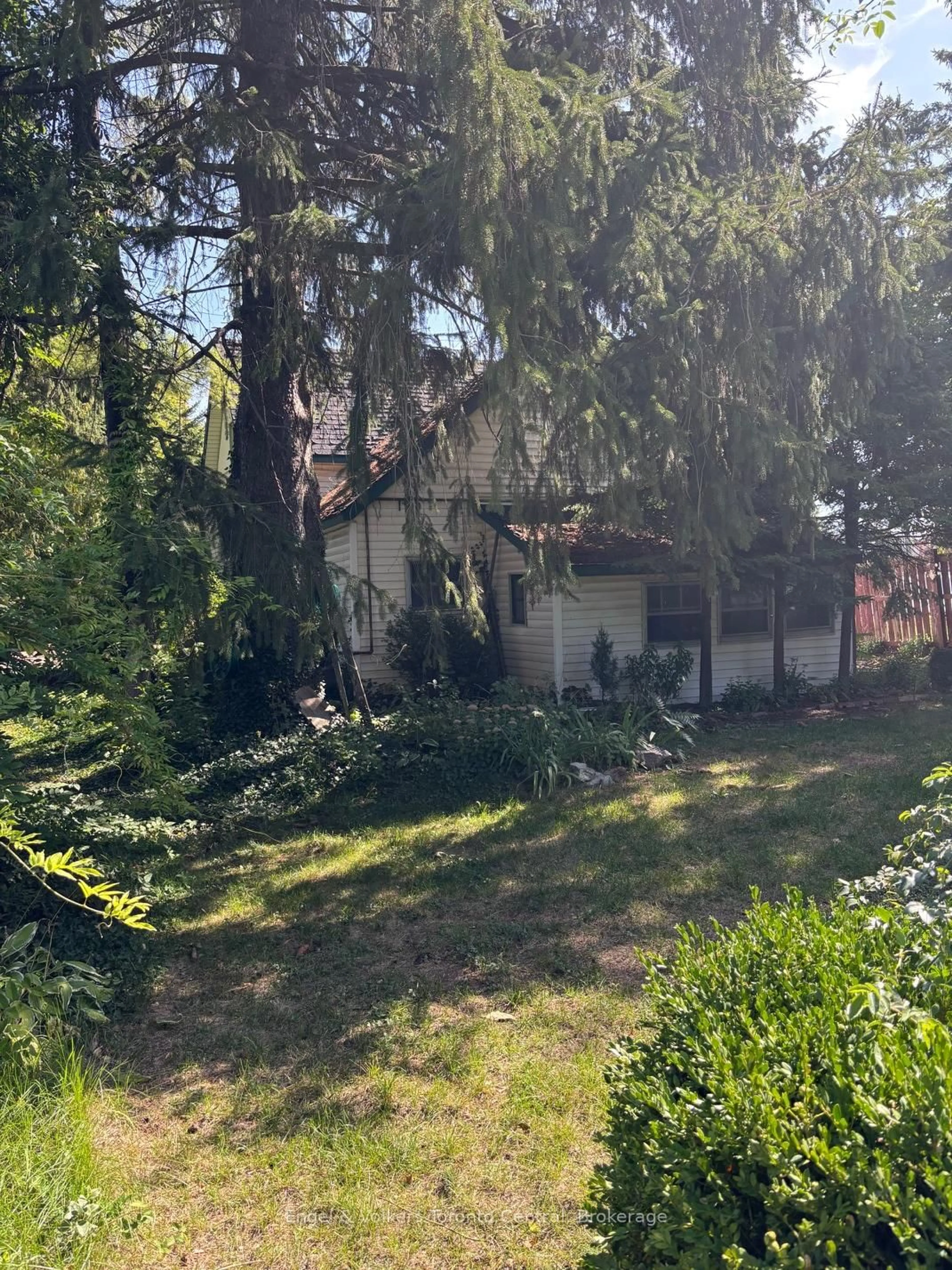 A pic from outside/outdoor area/front of a property/back of a property/a pic from drone, street for 304 Saint Paul St, Collingwood Ontario L9Y 3P7