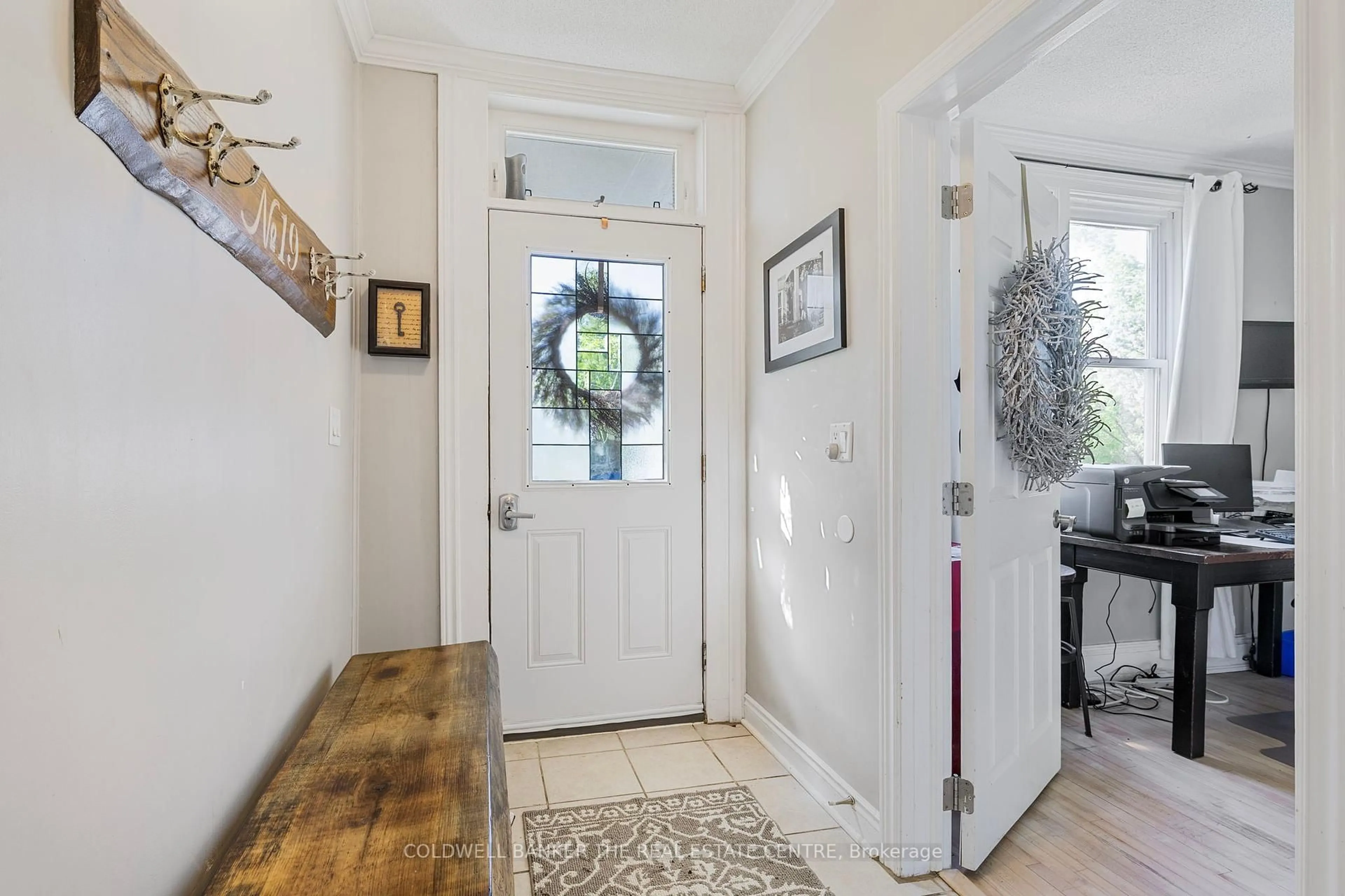 Indoor entryway for 18 Eugenia St, Barrie Ontario L4M 1P5