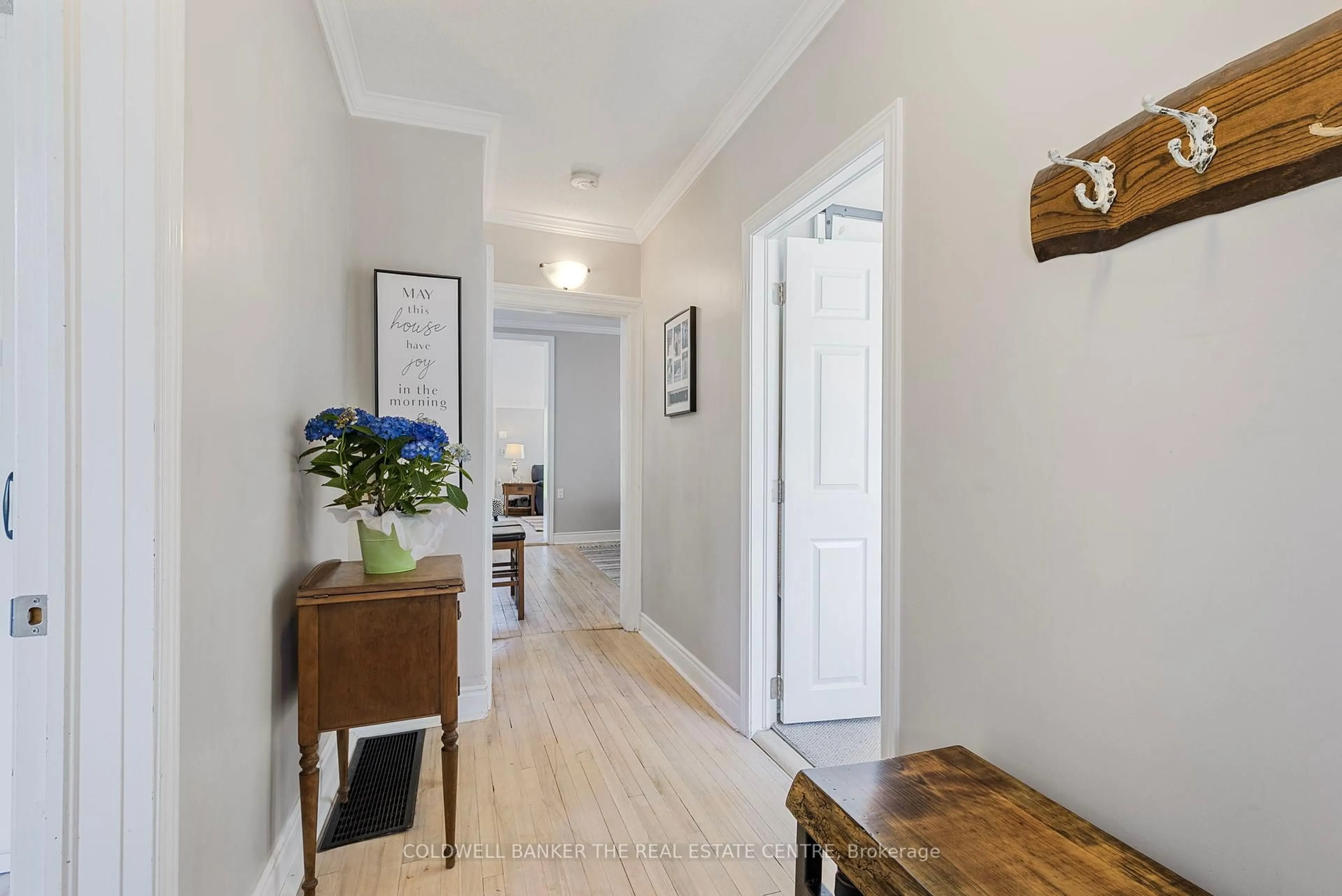 Indoor entryway for 18 Eugenia St, Barrie Ontario L4M 1P5