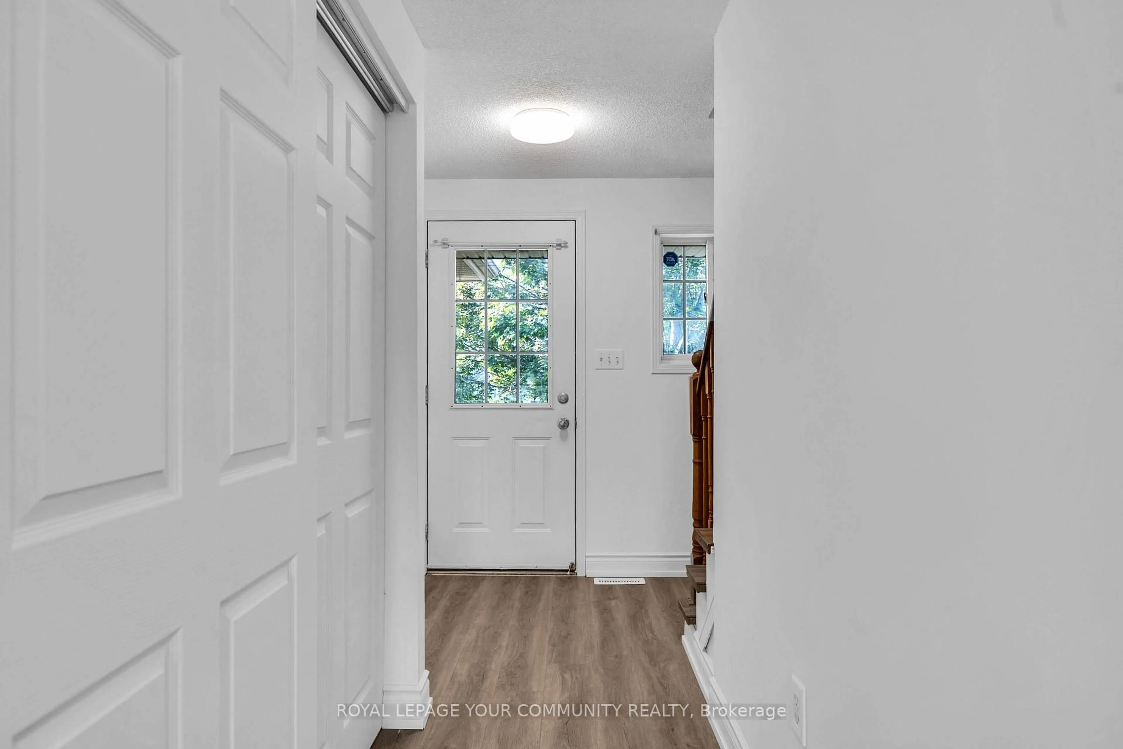 Indoor entryway for 76 Cheltenham Rd, Barrie Ontario L4M 6S7