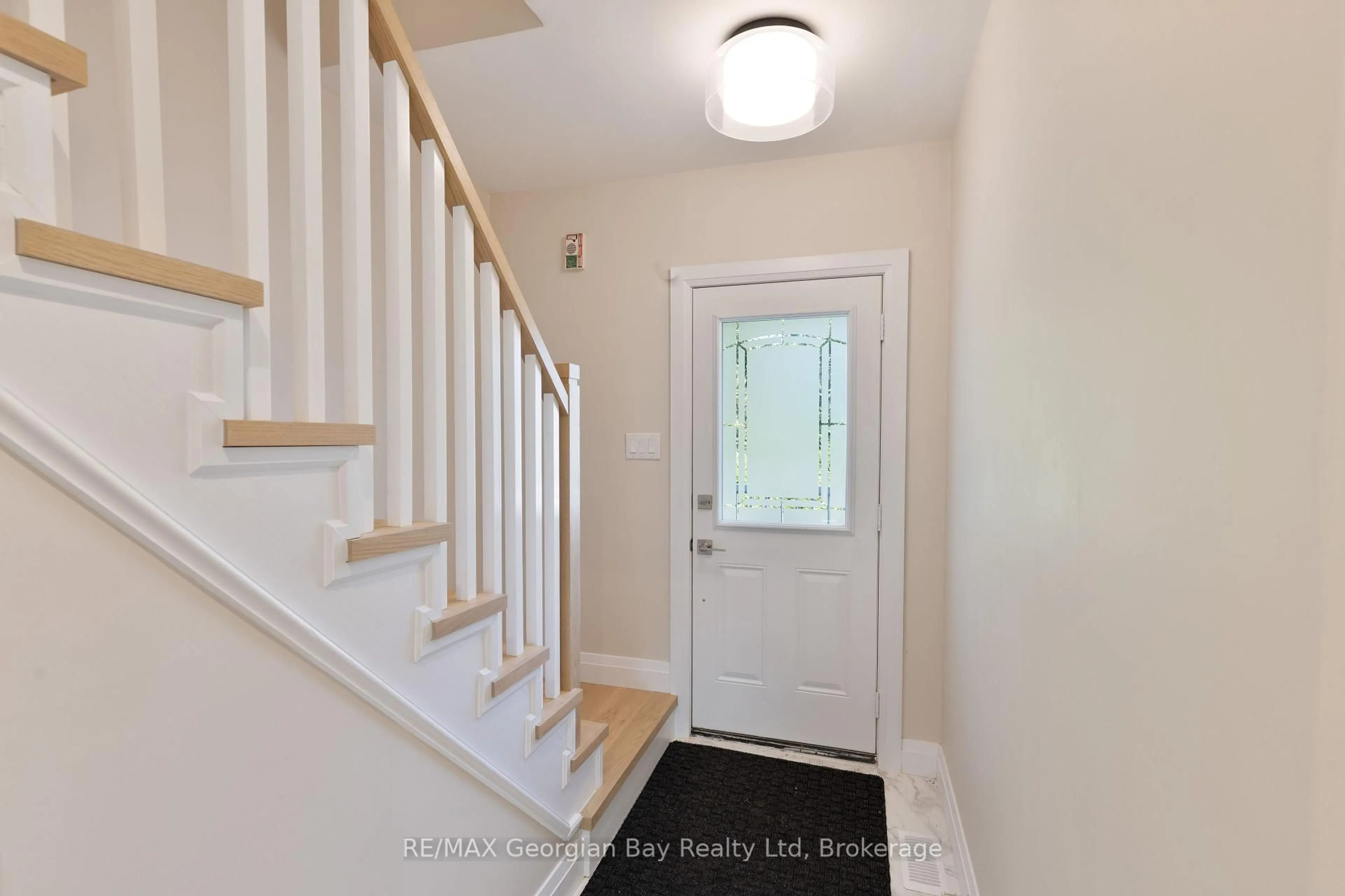 Indoor entryway for 124 Ninth St, Midland Ontario L4R 4B8