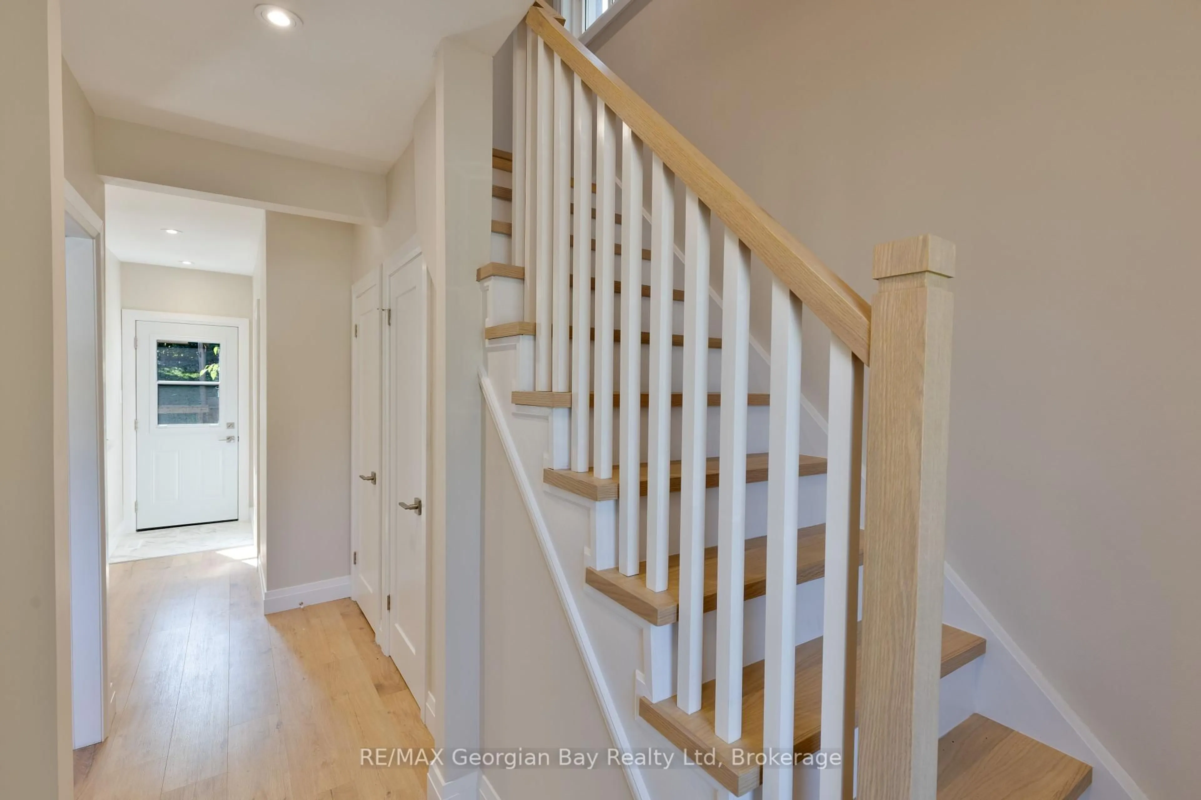 Stairs for 124 Ninth St, Midland Ontario L4R 4B8