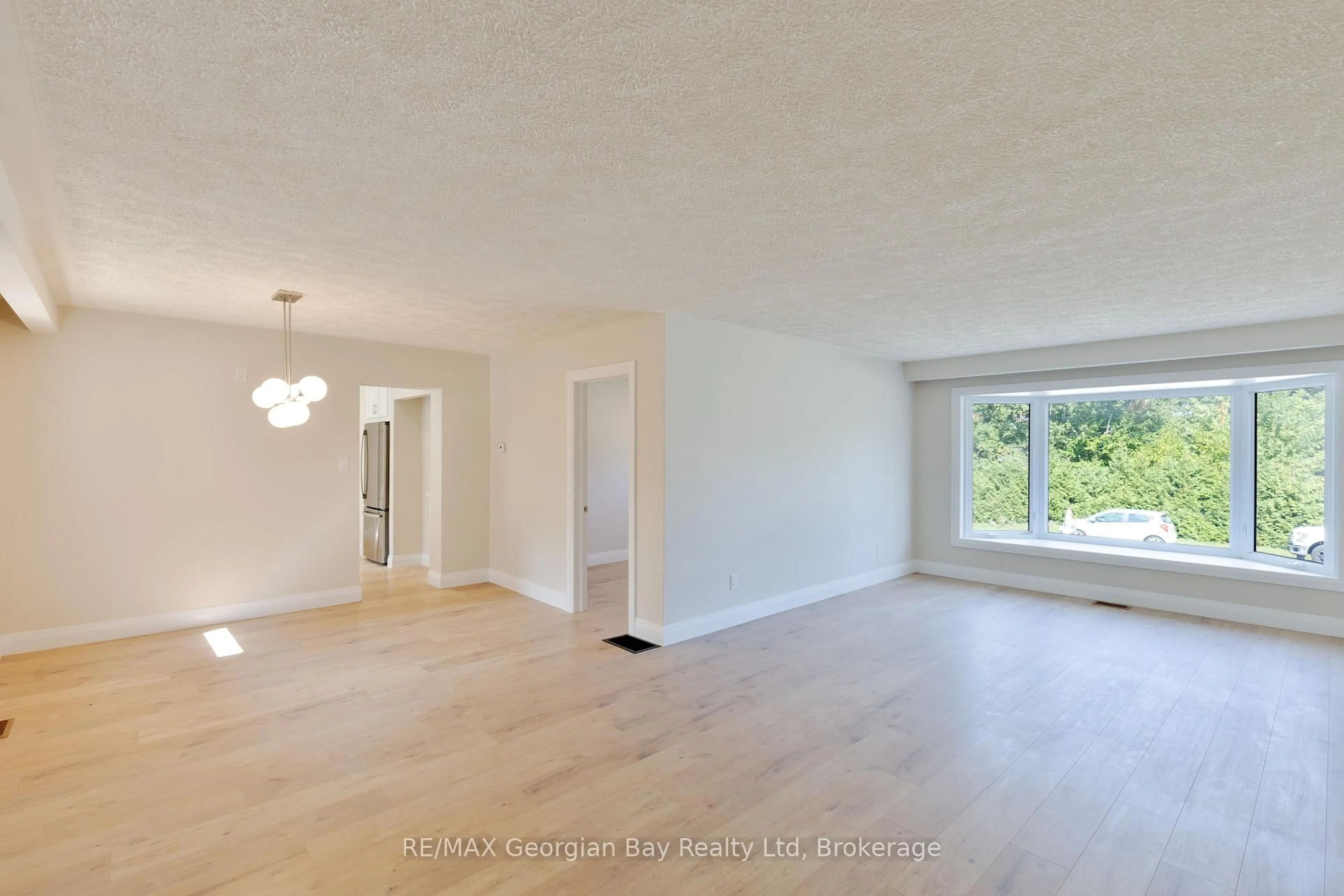A pic of a room for 124 Ninth St, Midland Ontario L4R 4B8
