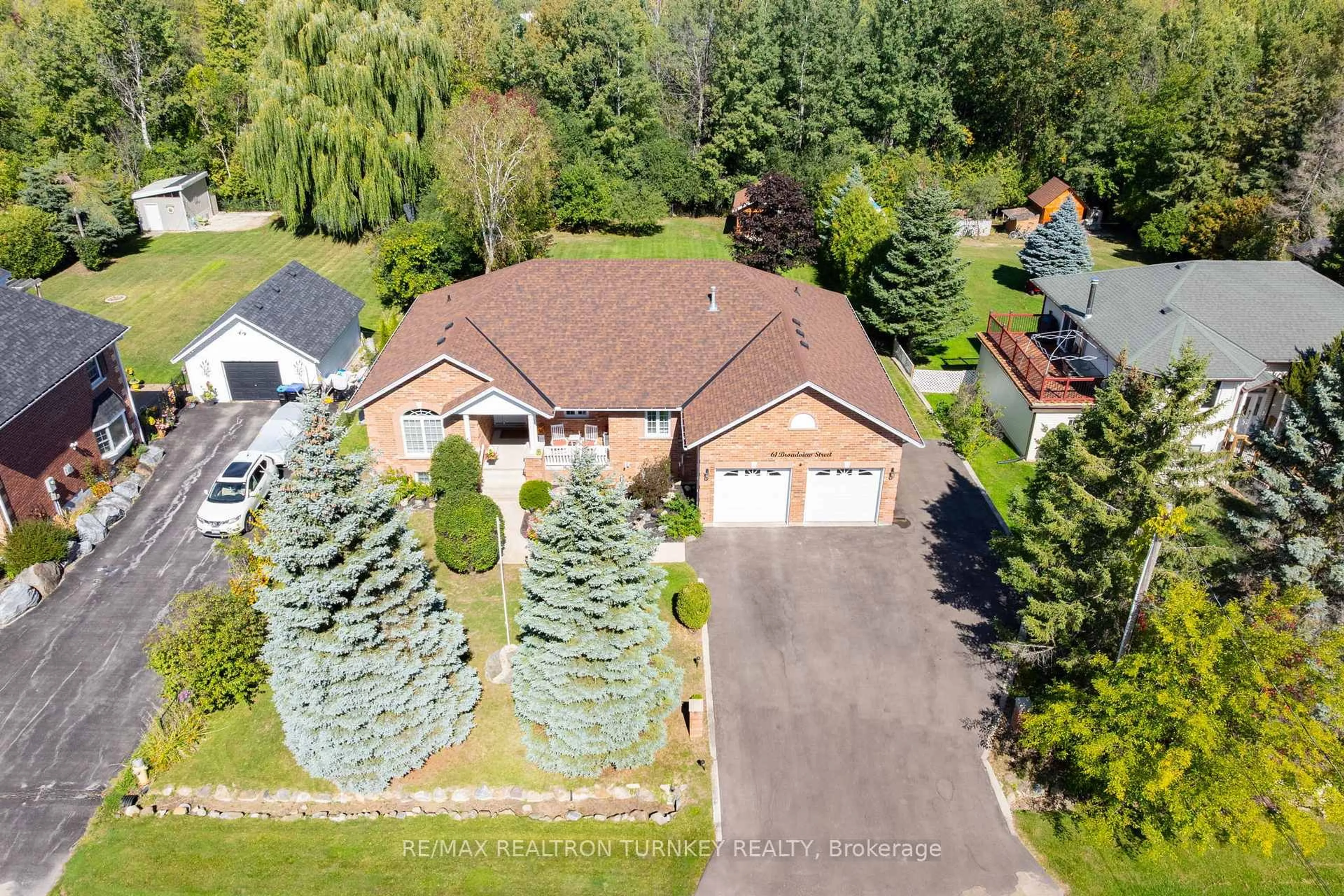 A pic from outside/outdoor area/front of a property/back of a property/a pic from drone, street for 61 Broadview St, Collingwood Ontario L9Y 3Z1