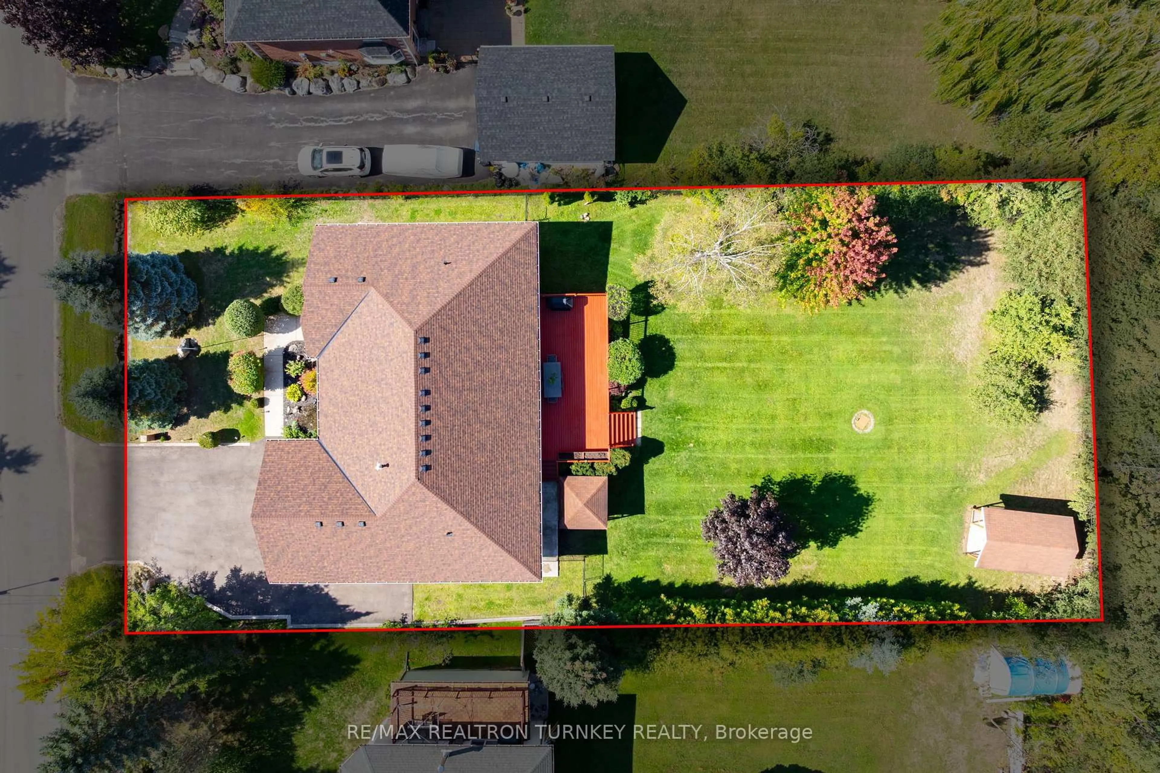 A pic from outside/outdoor area/front of a property/back of a property/a pic from drone, unknown for 61 Broadview St, Collingwood Ontario L9Y 3Z1