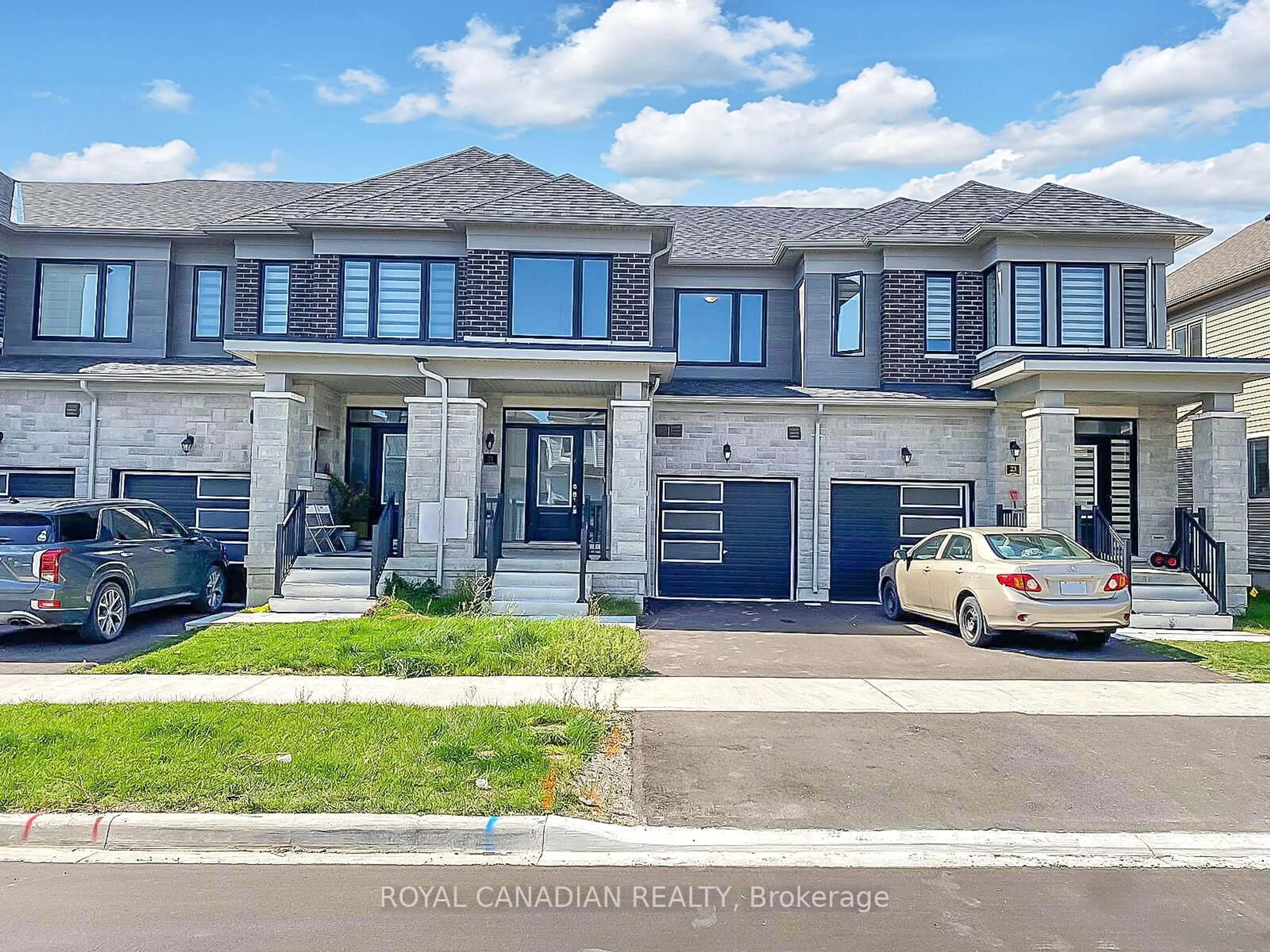A pic from outside/outdoor area/front of a property/back of a property/a pic from drone, street for 21 Tamworth Terr, Barrie Ontario L9S 2Z8