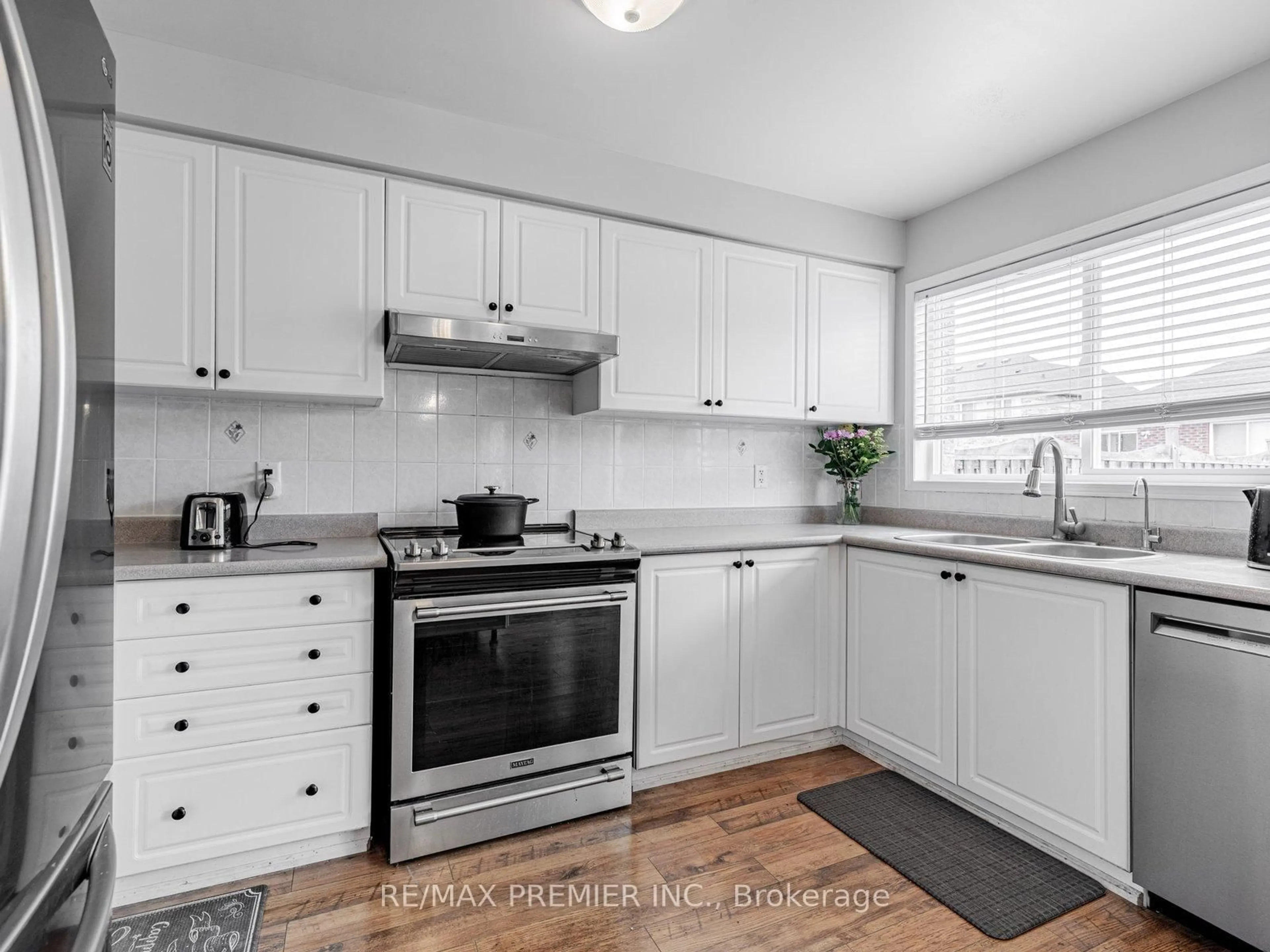 Standard kitchen, unknown for 118 Tunbridge Rd, Barrie Ontario L4M 6T1