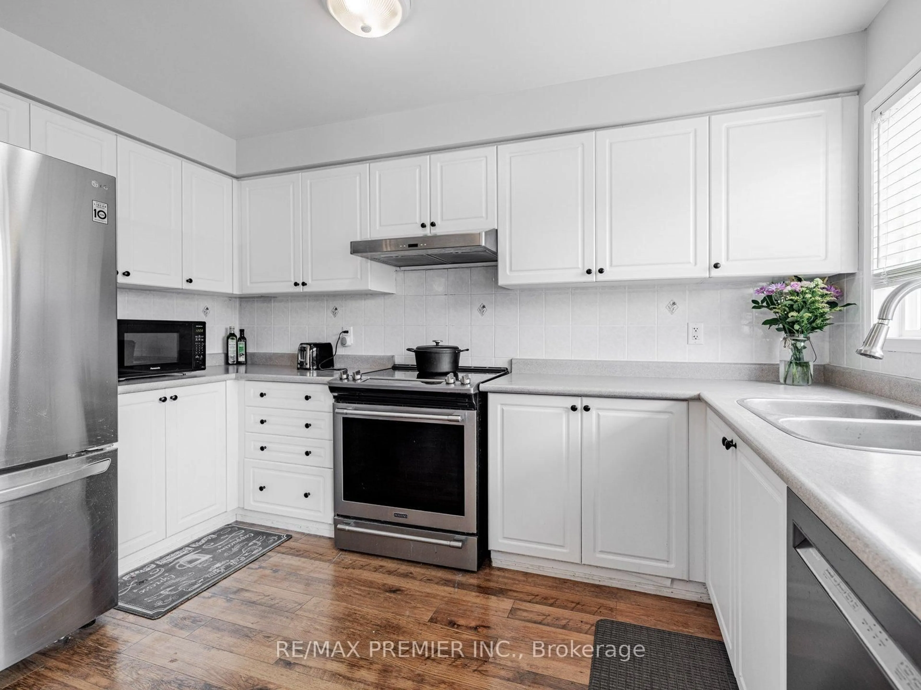 Open concept kitchen, unknown for 118 Tunbridge Rd, Barrie Ontario L4M 6T1