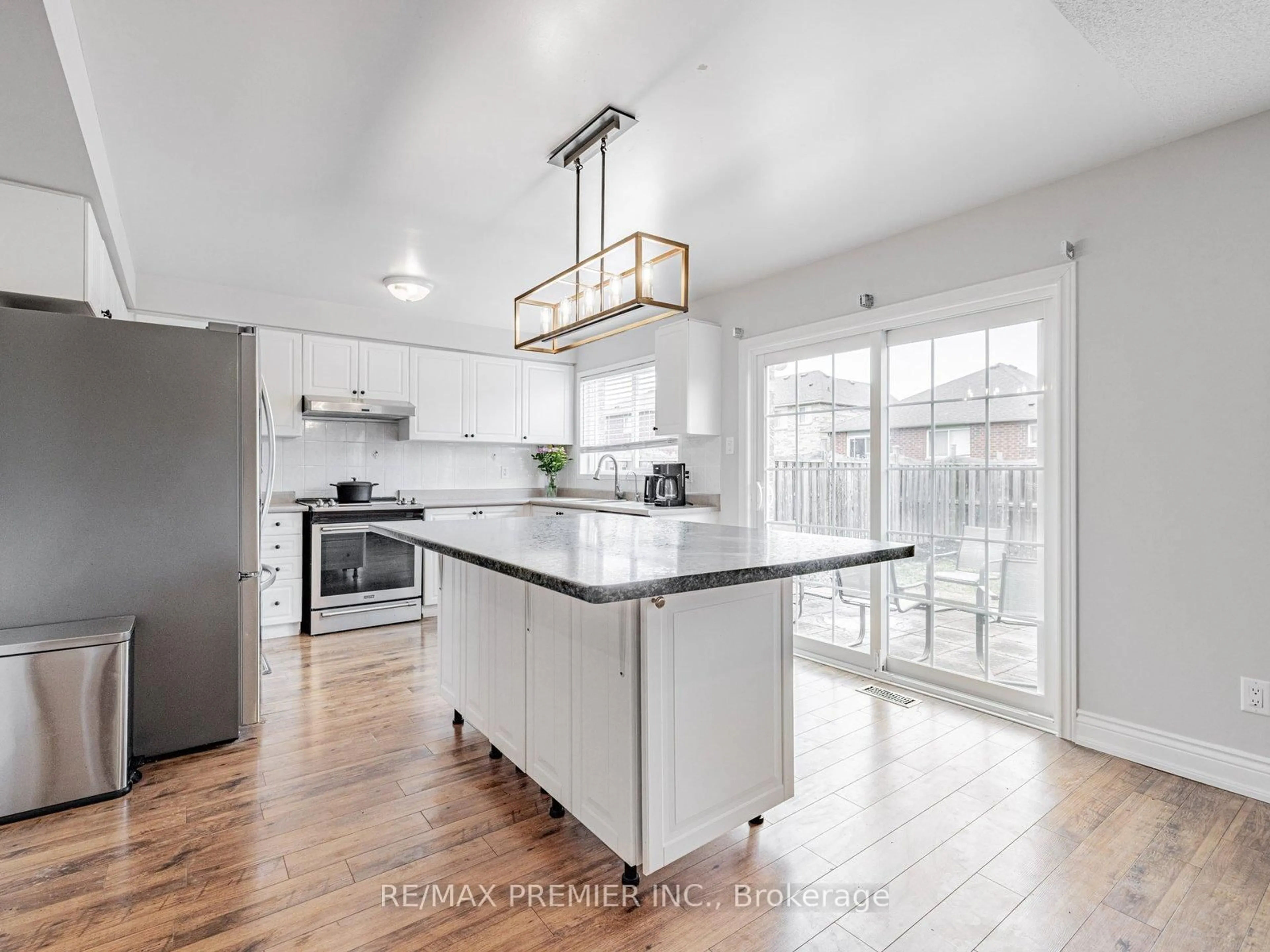 Open concept kitchen, unknown for 118 Tunbridge Rd, Barrie Ontario L4M 6T1
