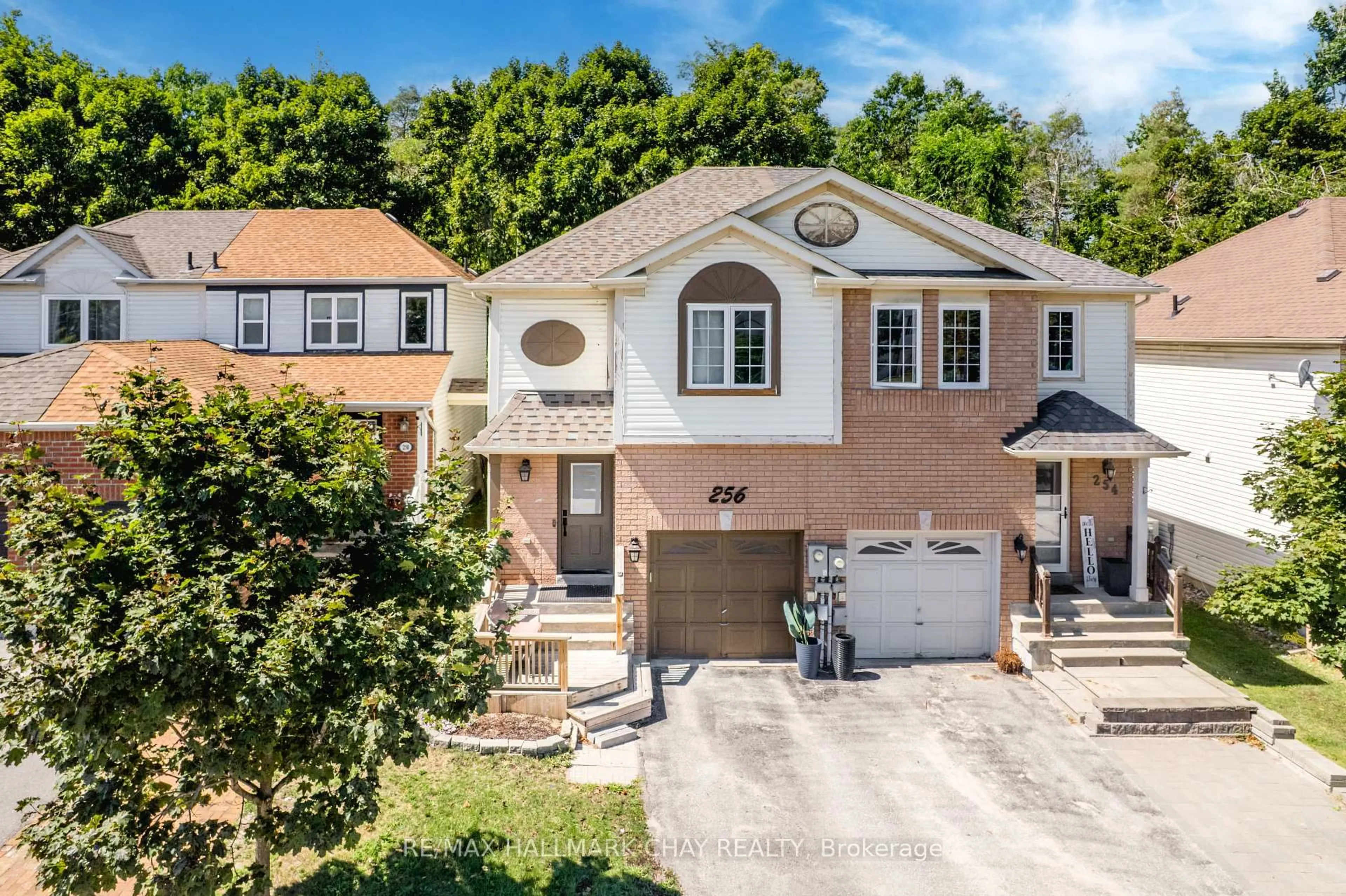 A pic from outside/outdoor area/front of a property/back of a property/a pic from drone, street for 256 Ferndale Dr, Barrie Ontario L4N 8J9