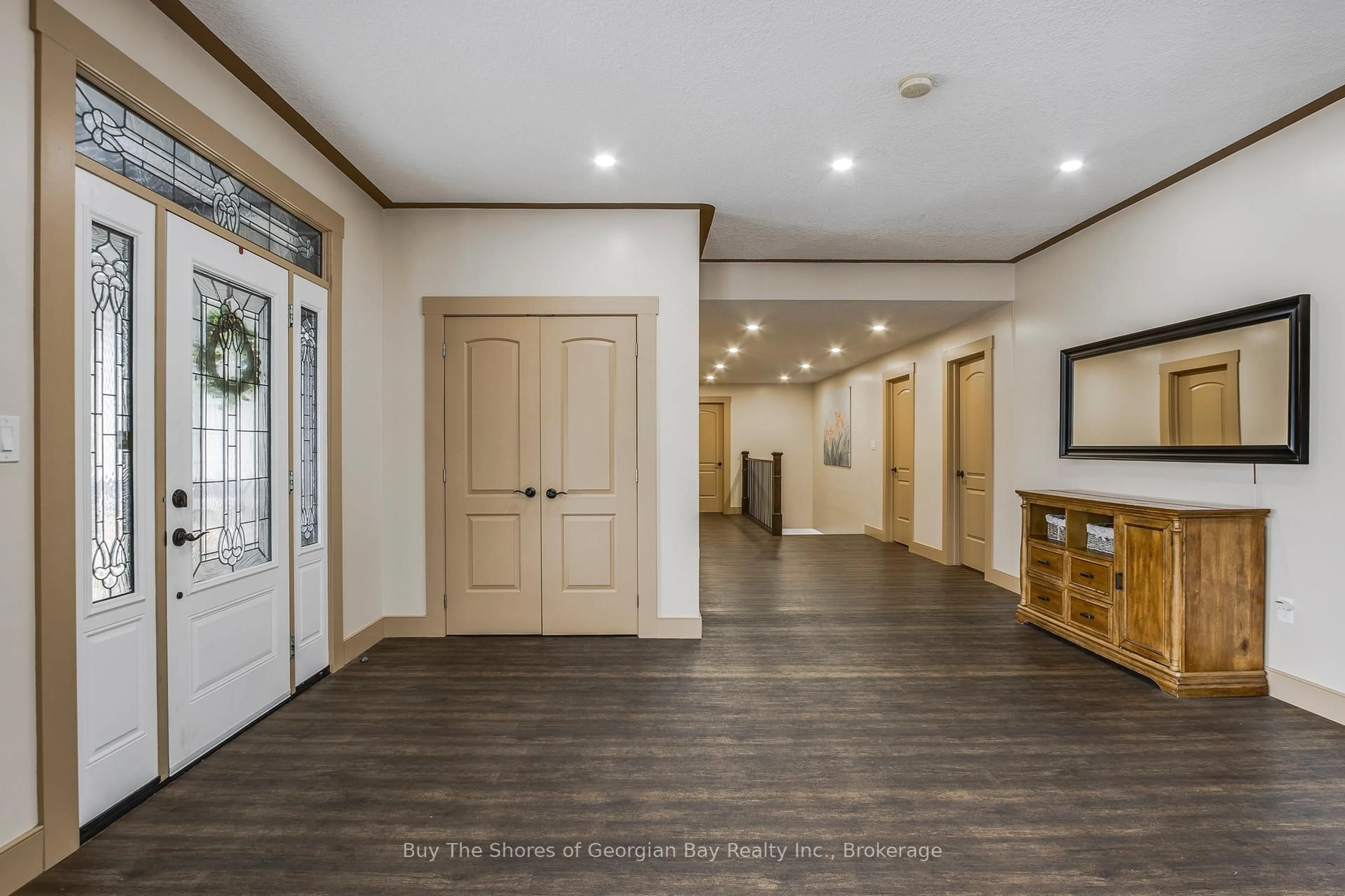 Indoor foyer for 399 Dawson's Sdrd, Tiny Ontario L0K 2T0