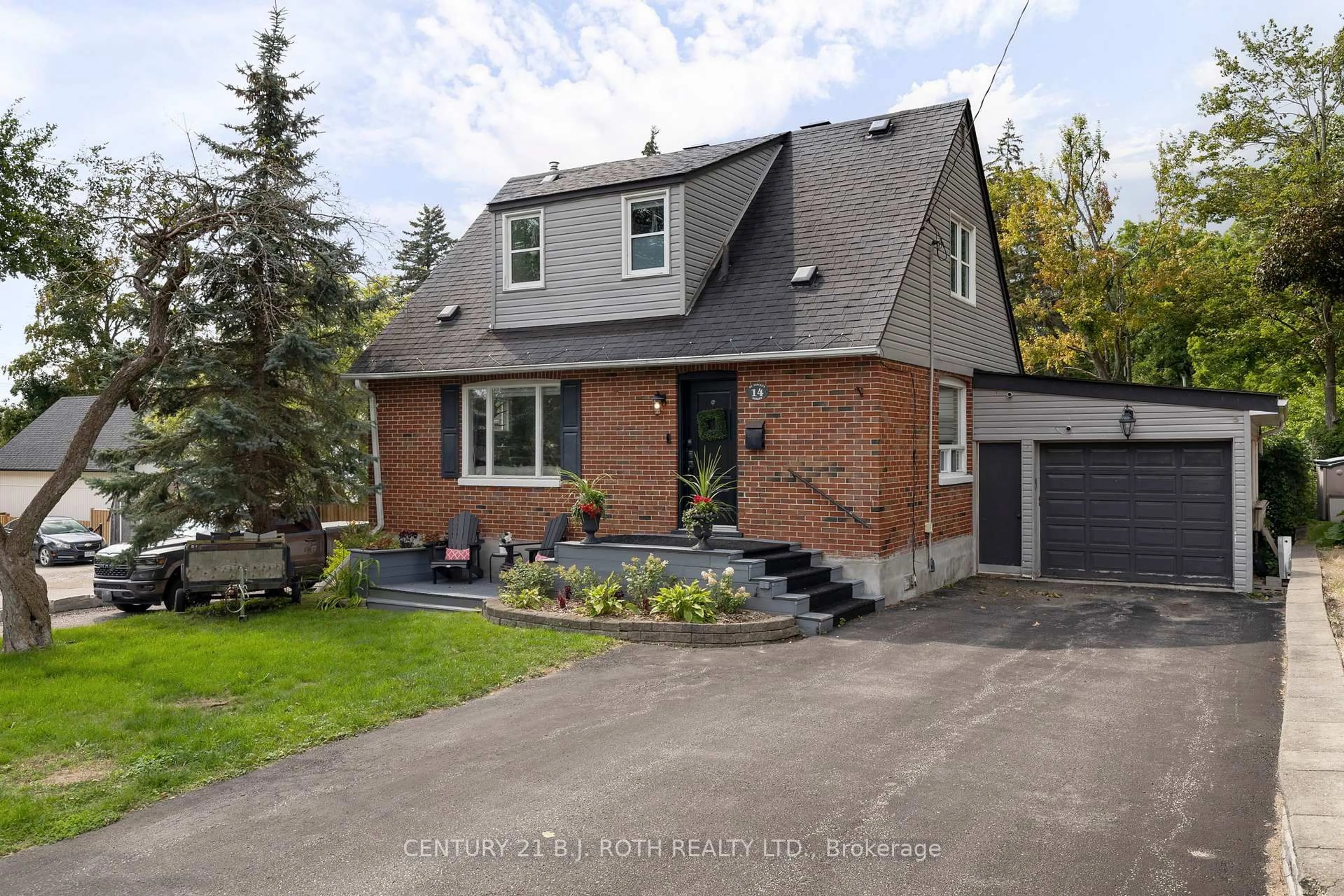 Home with brick exterior material, street for 14 ST.VINCENT St, Barrie Ontario L4M 3Y2
