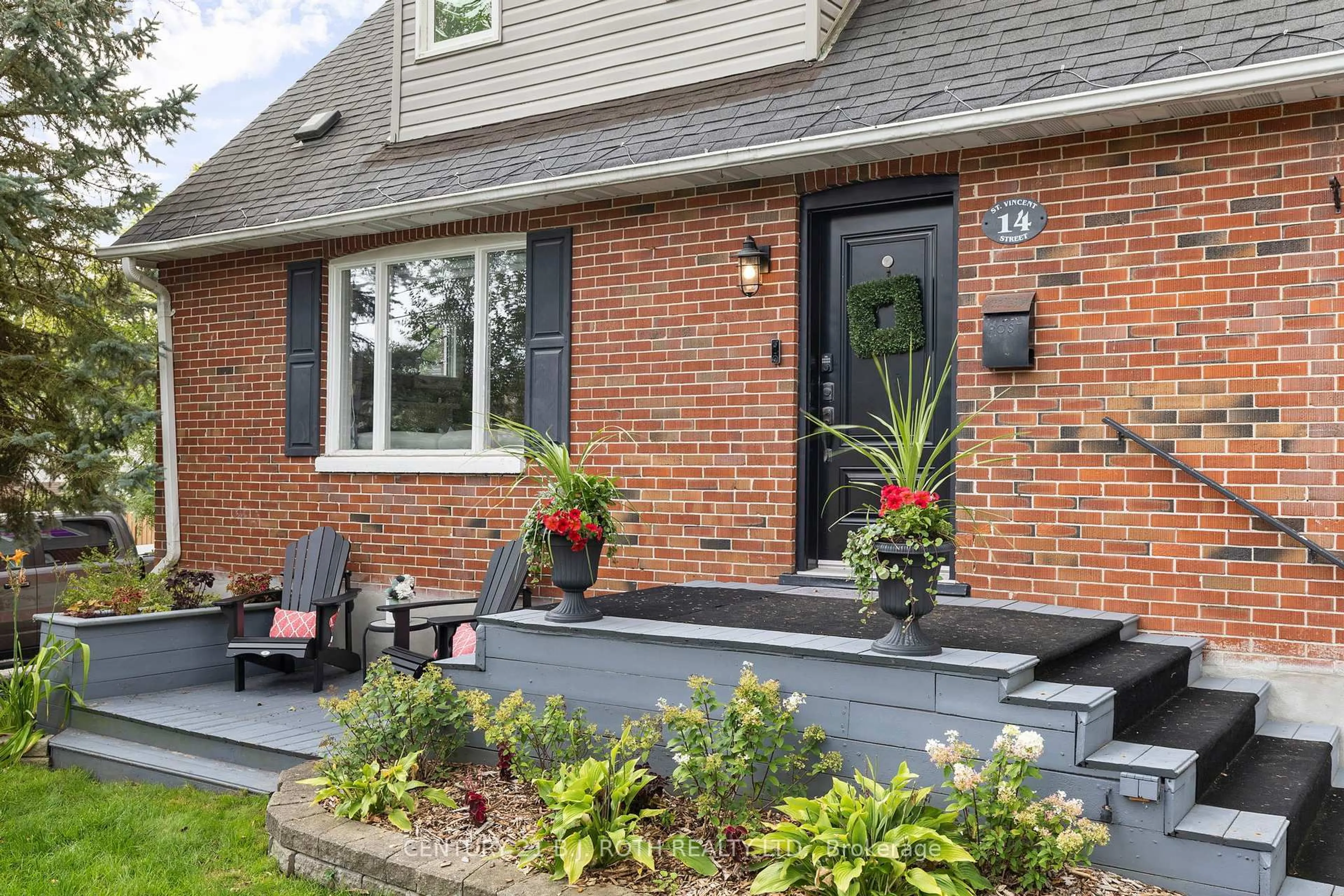 Home with brick exterior material, street for 14 ST.VINCENT St, Barrie Ontario L4M 3Y2