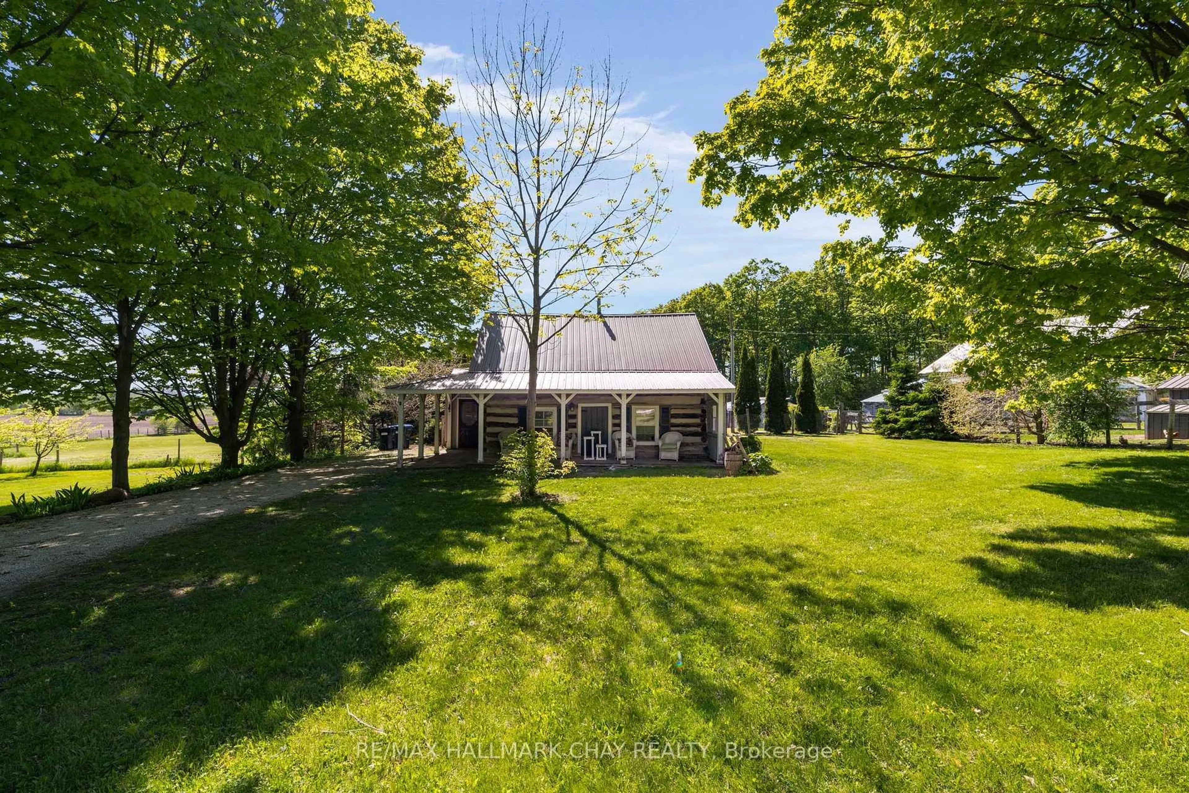 A pic from outside/outdoor area/front of a property/back of a property/a pic from drone, street for 1424 Klondike Park Rd, Clearview Ontario L0M 1S0