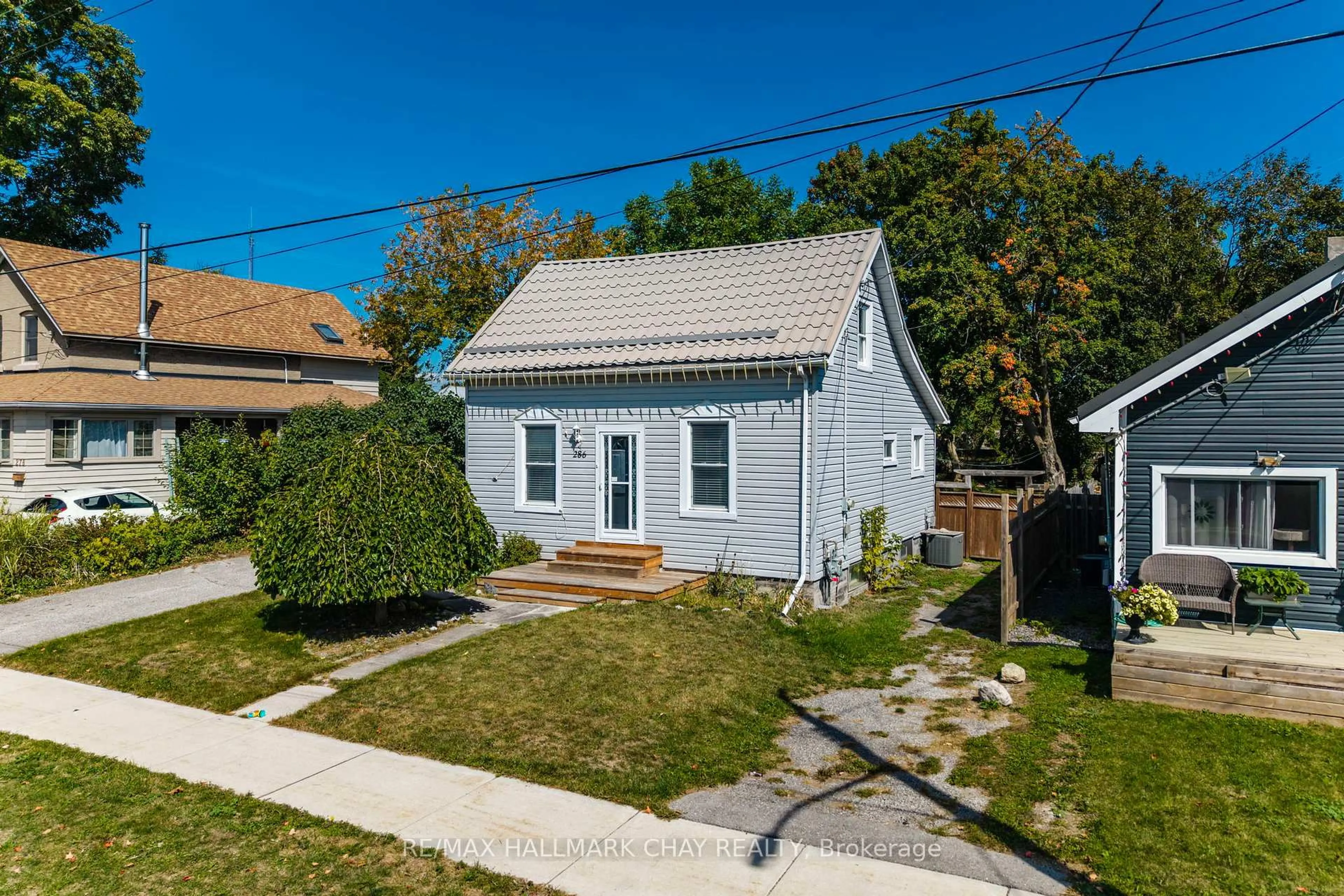 A pic from outside/outdoor area/front of a property/back of a property/a pic from drone, street for 286 Moffat St, Orillia Ontario L3V 4G1