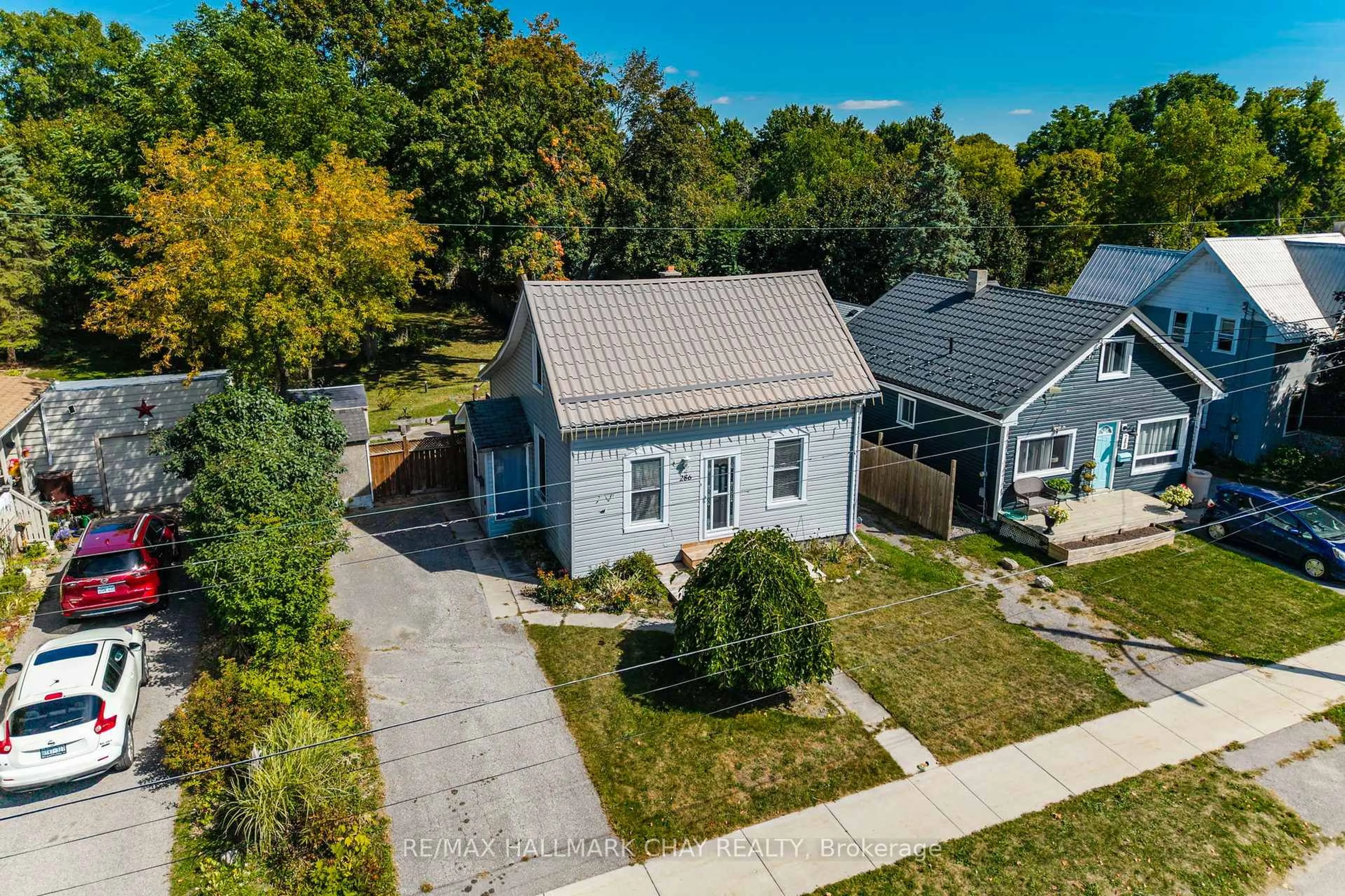 A pic from outside/outdoor area/front of a property/back of a property/a pic from drone, street for 286 Moffat St, Orillia Ontario L3V 4G1