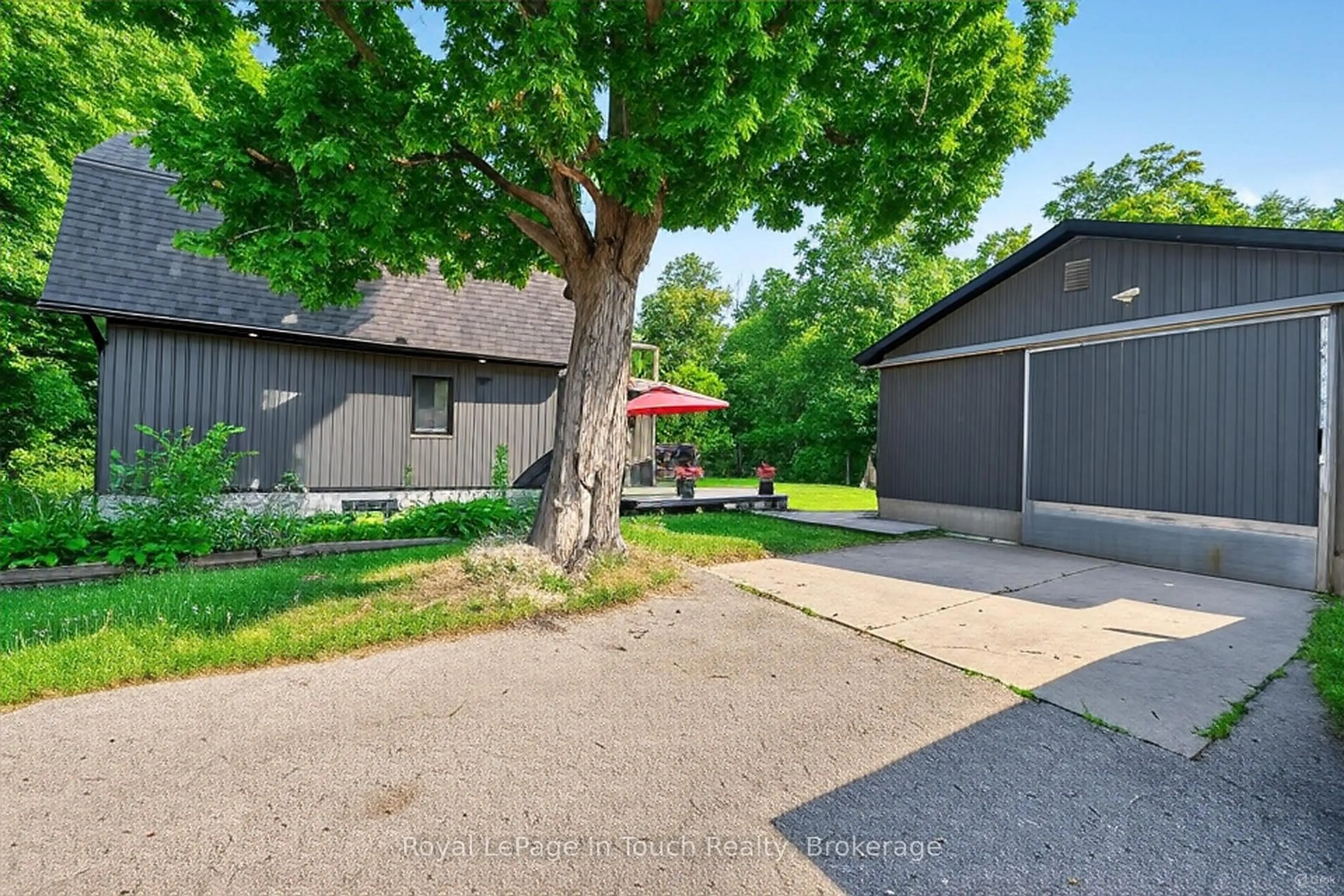 Patio, street for 381 Olive St, Midland Ontario L4R 2R4