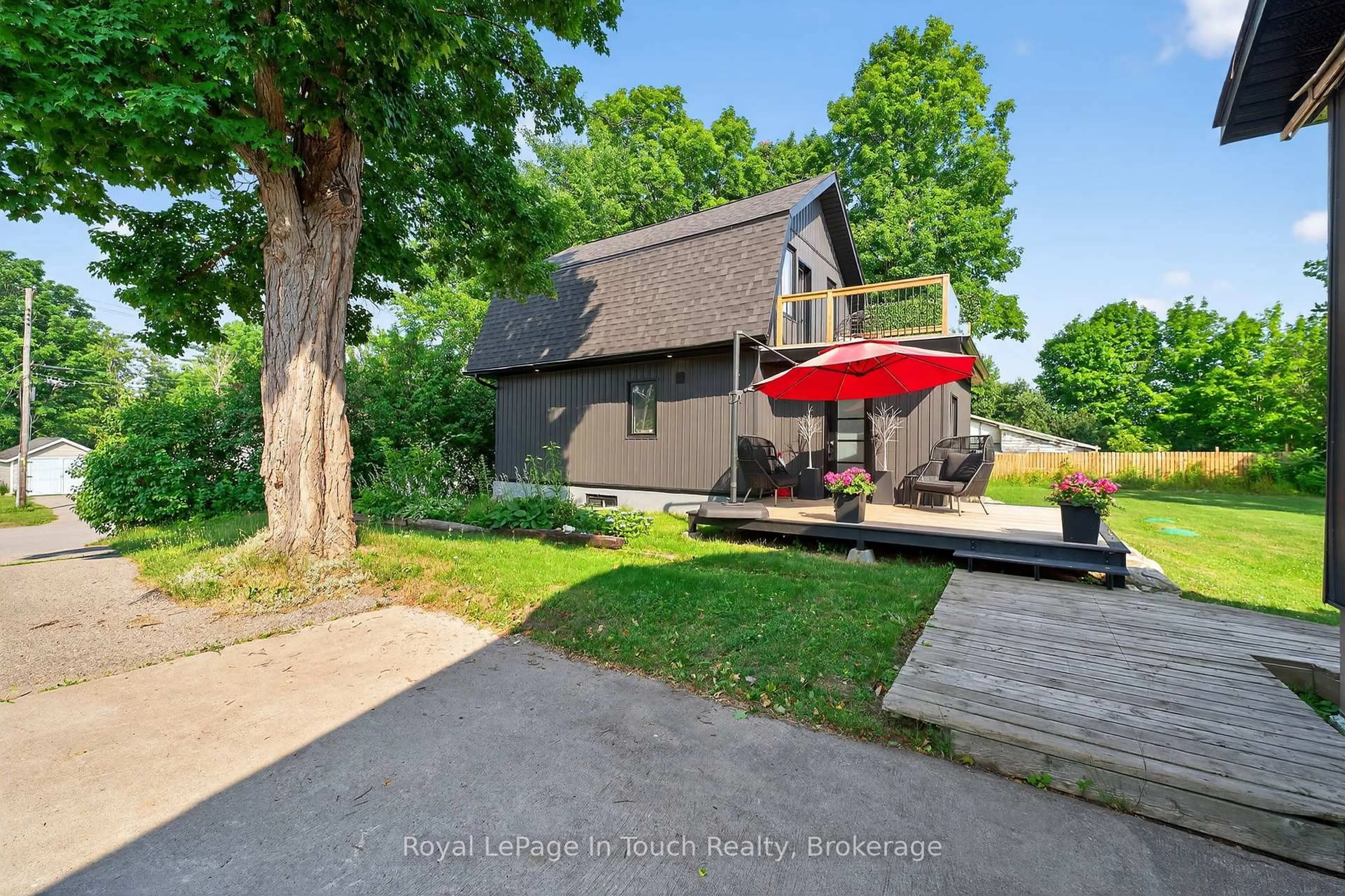 A pic from outside/outdoor area/front of a property/back of a property/a pic from drone, street for 381 Olive St, Midland Ontario L4R 2R4